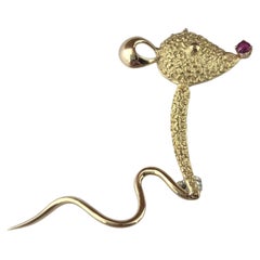 18K Yellow Gold Mouse Pin with Red Stone Nose #23640