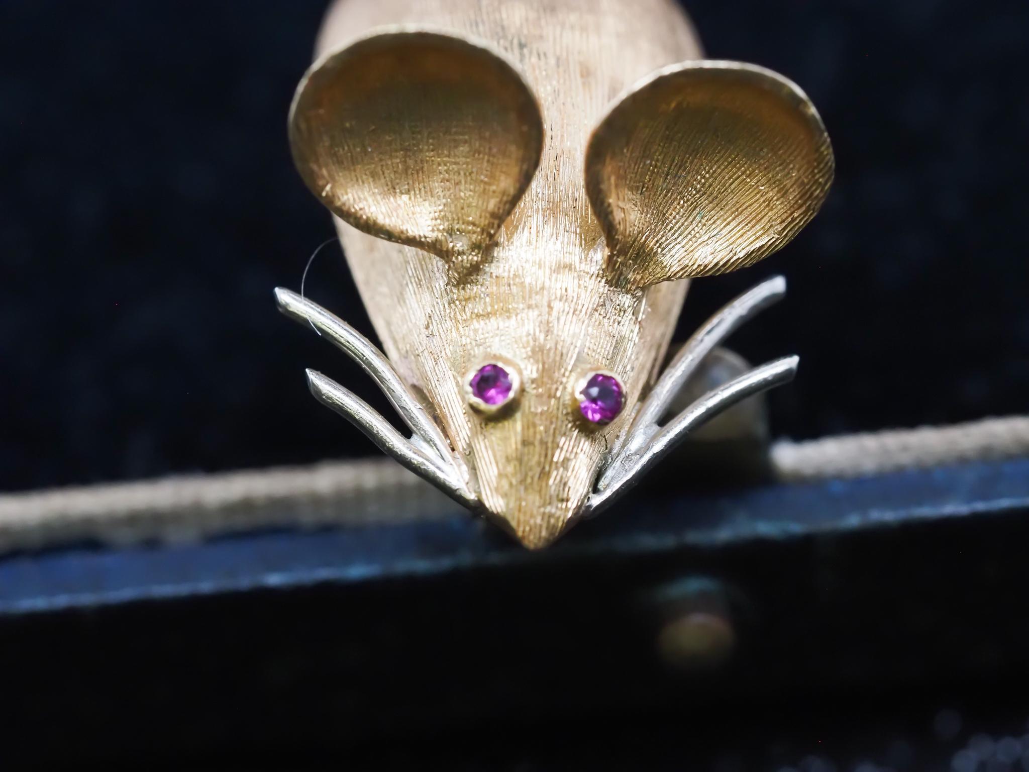 18 Karat Gelbgold Maus Rubin Augen mit langer Schleife Brosche Pin im Zustand „Gut“ im Angebot in Hicksville, NY
