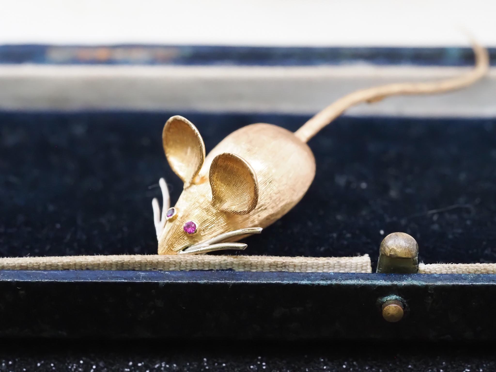 18 Karat Gelbgold Maus Rubin Augen mit langer Schleife Brosche Pin Damen im Angebot