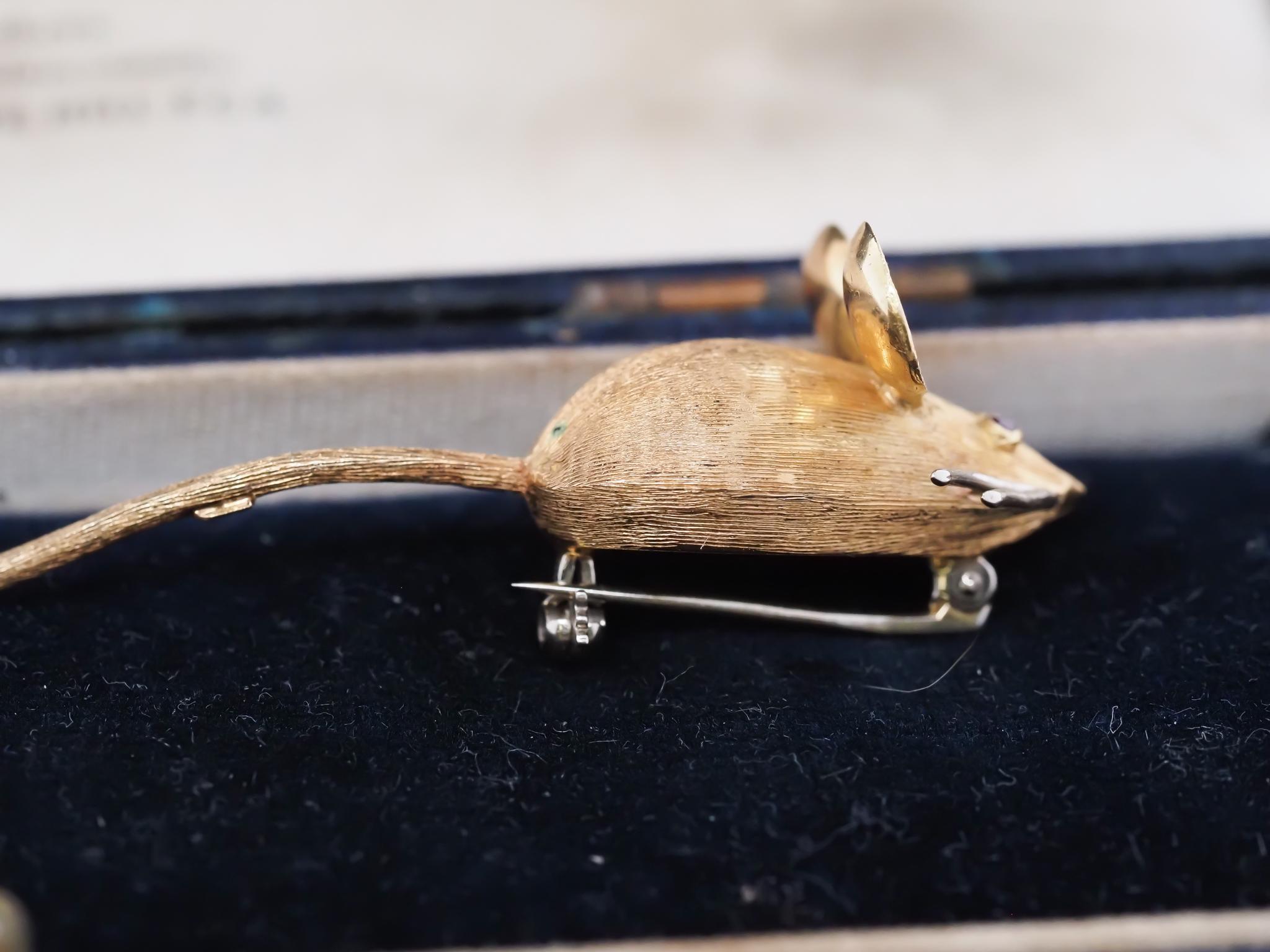 18 Karat Gelbgold Maus Rubin Augen mit langer Schleife Brosche Pin im Angebot 1