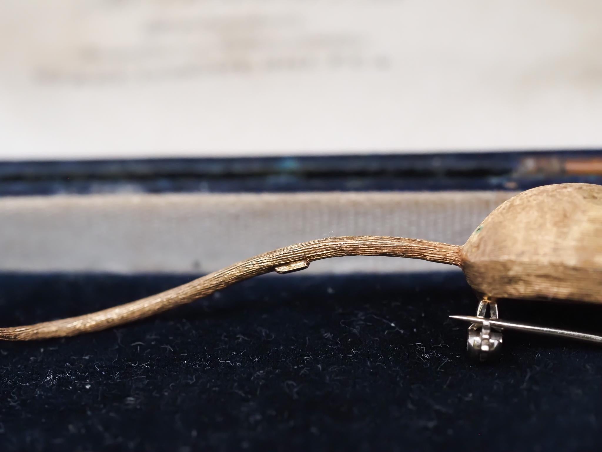 18 Karat Gelbgold Maus Rubin Augen mit langer Schleife Brosche Pin im Angebot 2