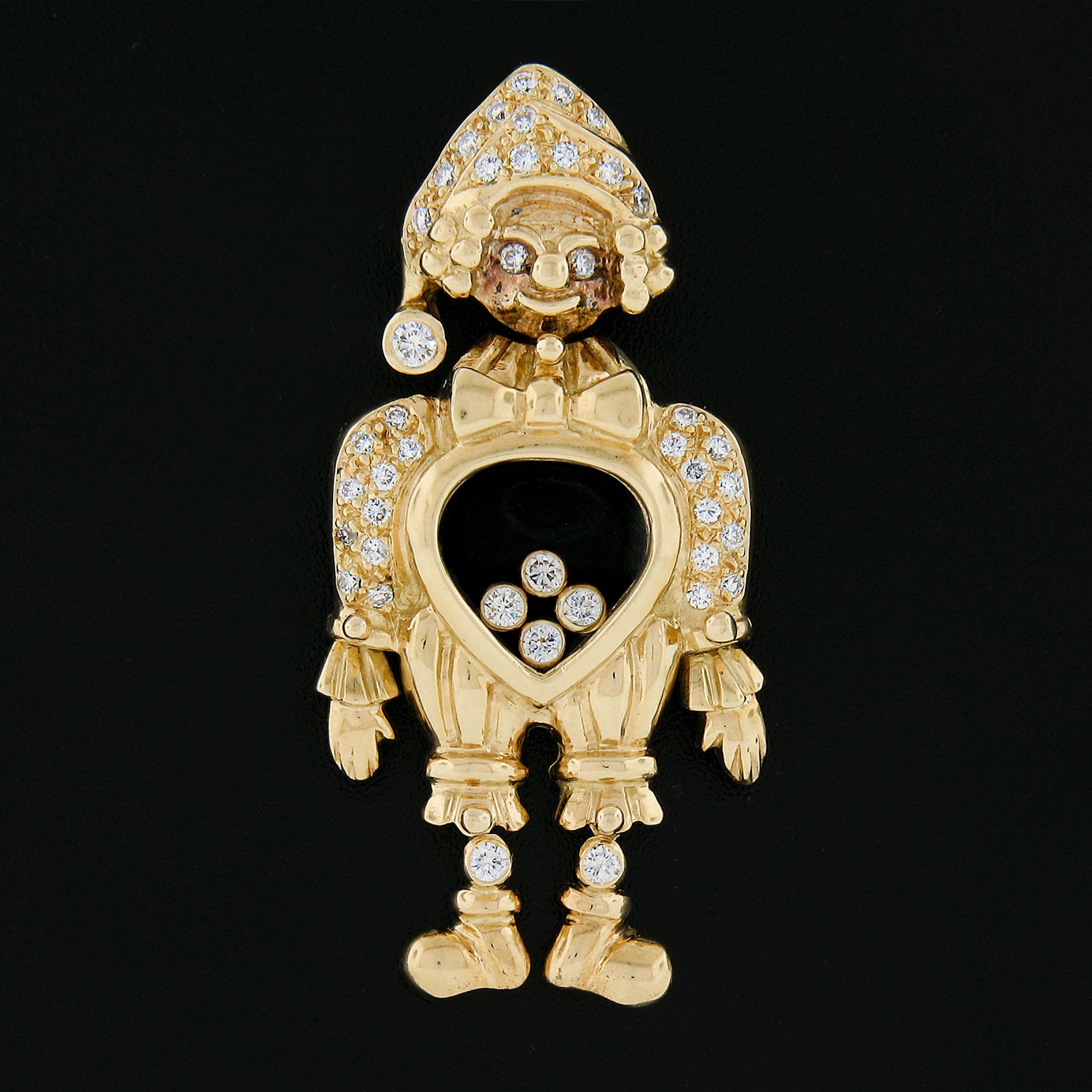 Questo esclusivo pendente a forma di ragazzo o clown è realizzato in oro giallo massiccio 18 carati ed è impreziosito da 42 diamanti rotondi taglio brillante per un totale di circa 0,65 carati. Il pendente presenta gambe, testa e 4 diamanti