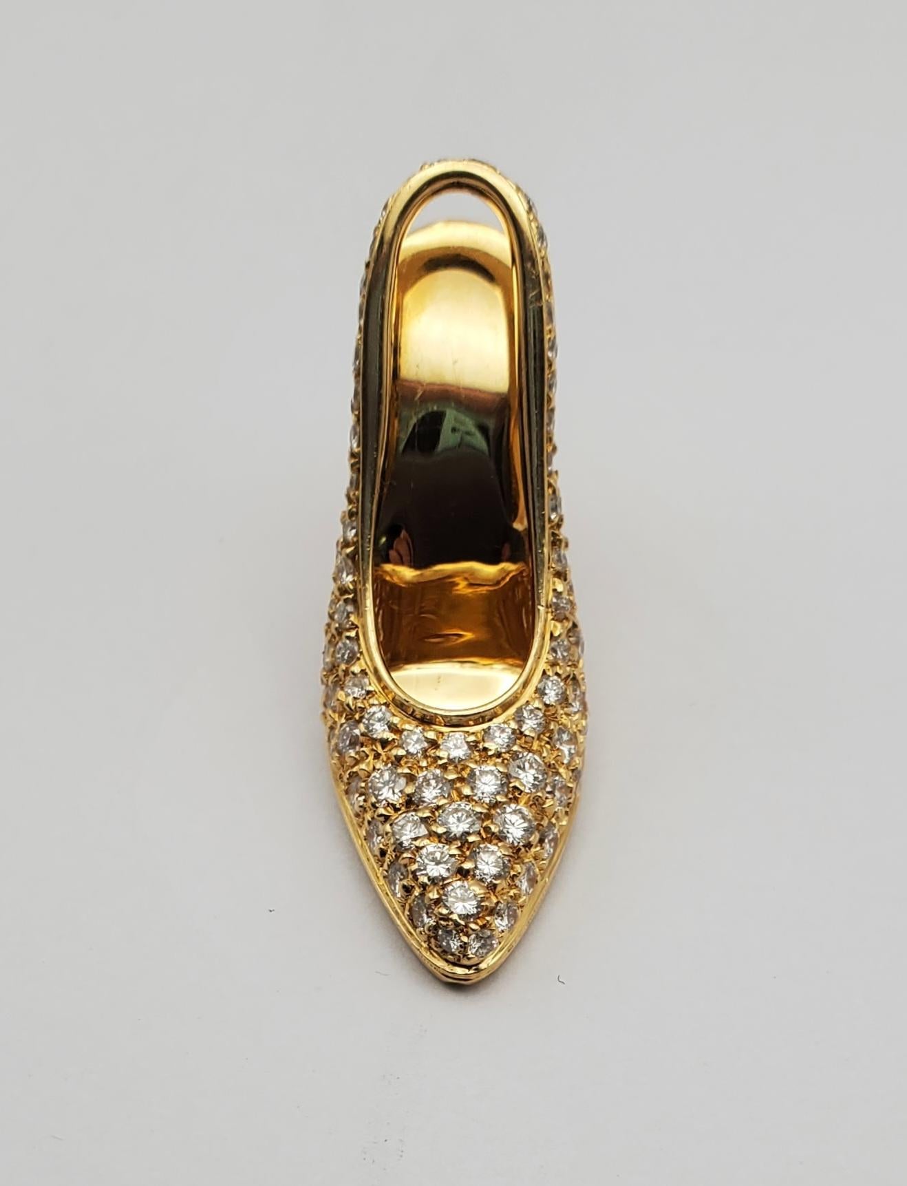 Mulberry stiletto shoe pendant featuring pavé set round brilliant cut diamonds. The diamonds are F color and VS quality with a total weight of 1.00cts. The sole of the shoe is stamped 750, 2500AL and the signature Mulberry tree. The shoe pendant can