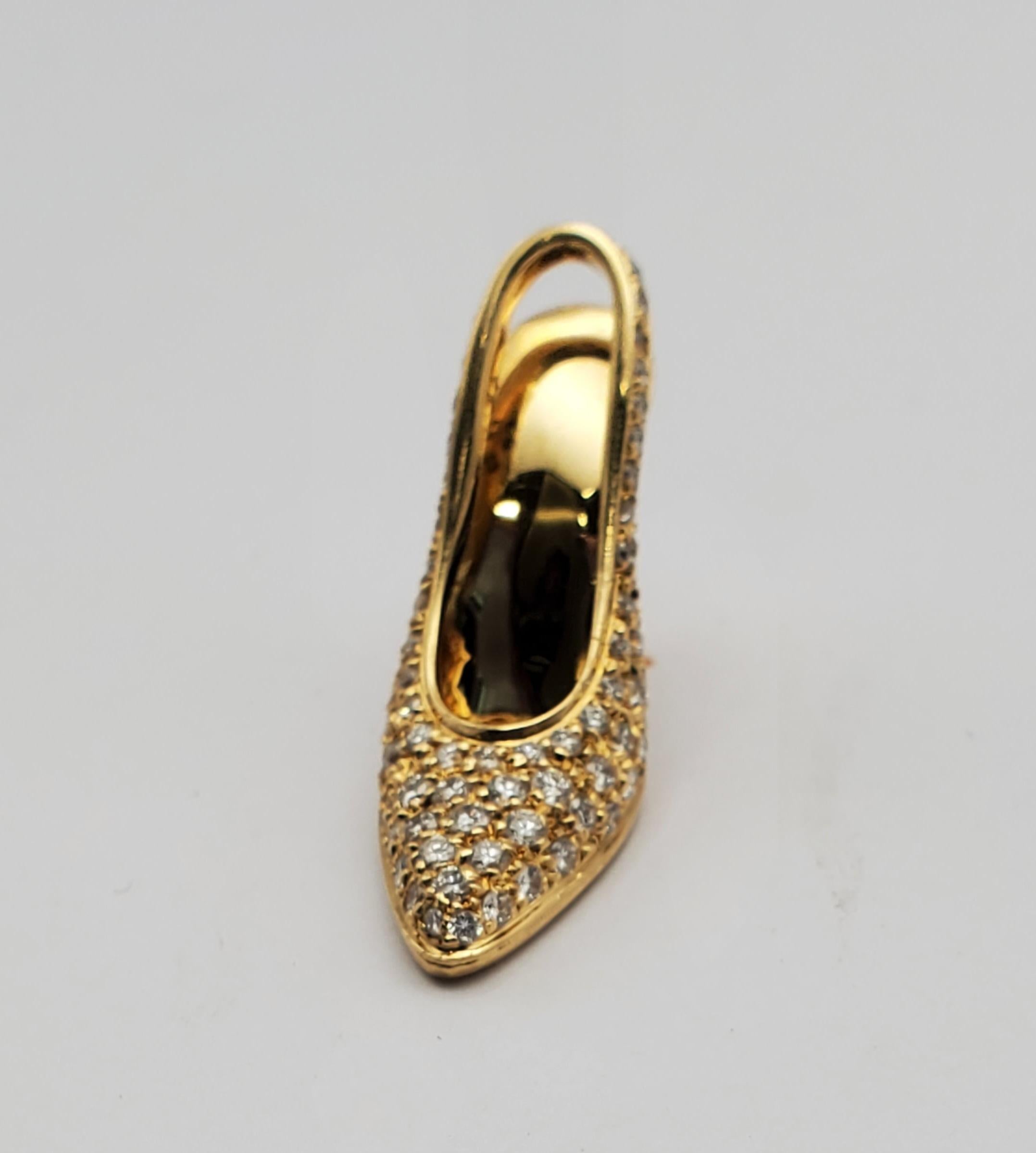 Round Cut 18K Yellow Gold Mulberry Stiletto Shoe Pendant For Sale
