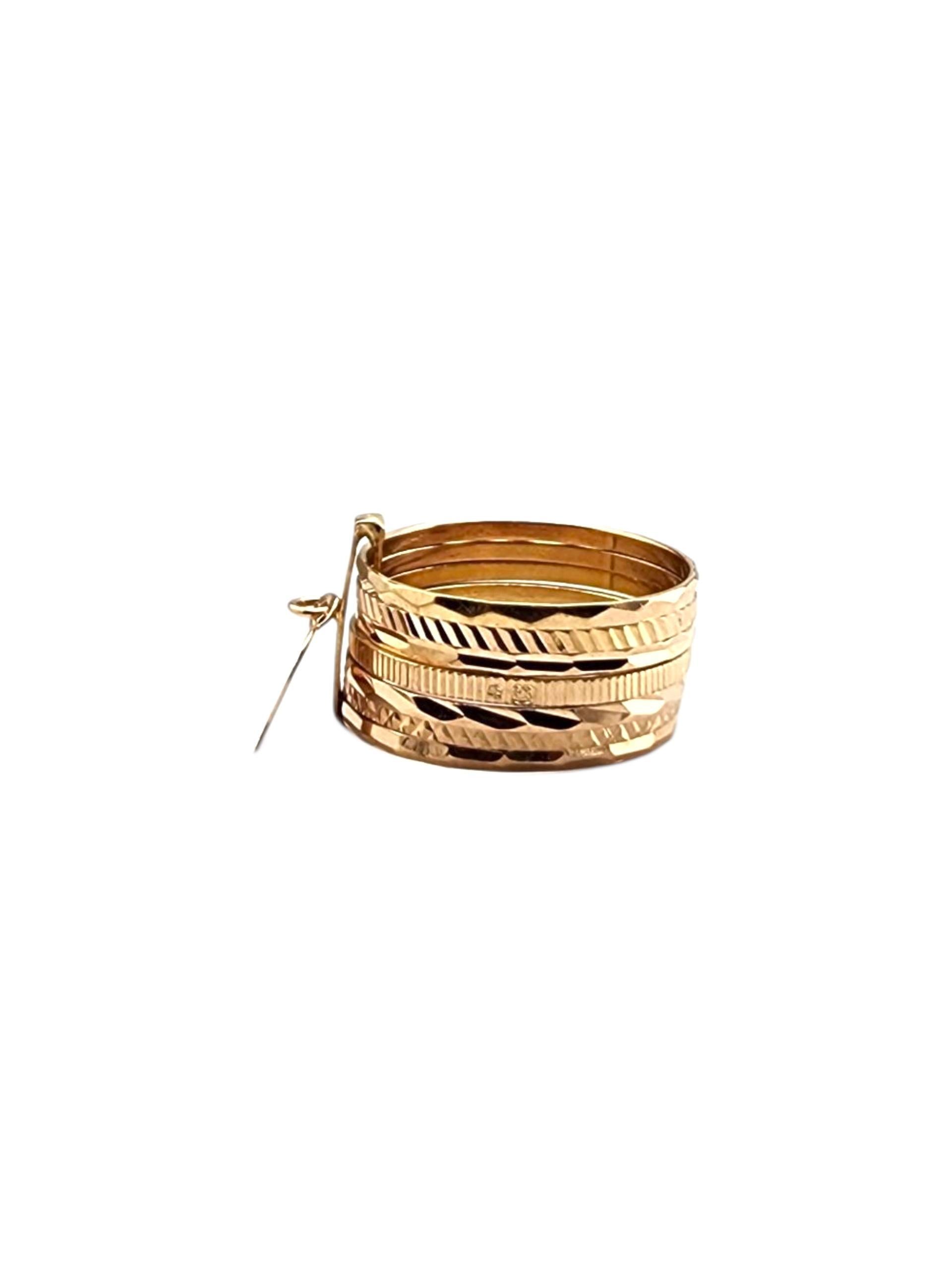 18K Gelbgold Multi Band Ring mit Herz Charme-

Dieser schicke und romantische Ring aus 18 Karat Gold ist mit einem zarten Herzanhänger versehen, der einen verspielten, femininen Touch verleiht. Das gestapelte Design bietet moderne Eleganz, perfekt