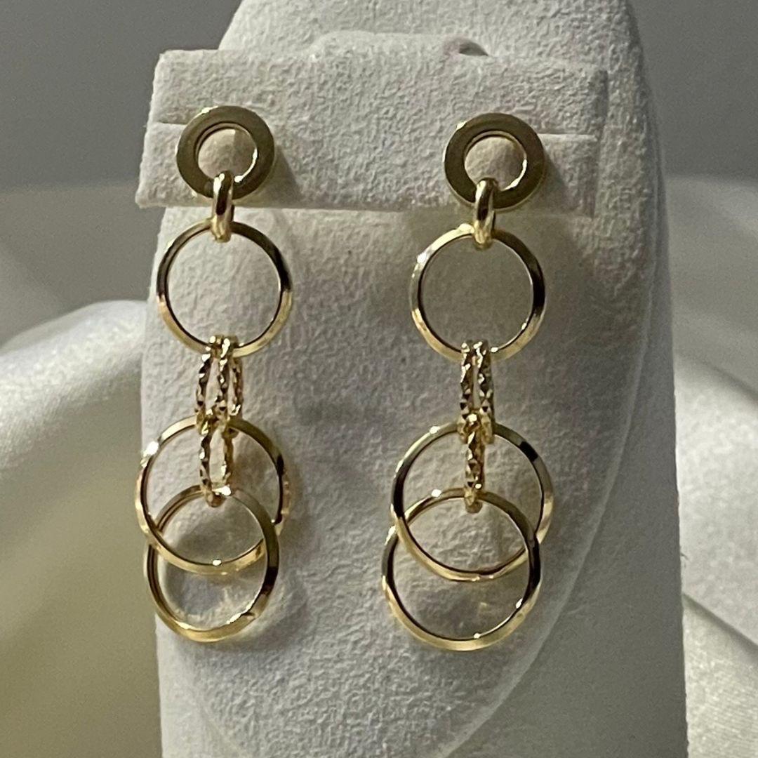 Orecchini a goccia a più cerchi in oro giallo 18K In condizioni Nuovo in vendita a Ridgefield, CT