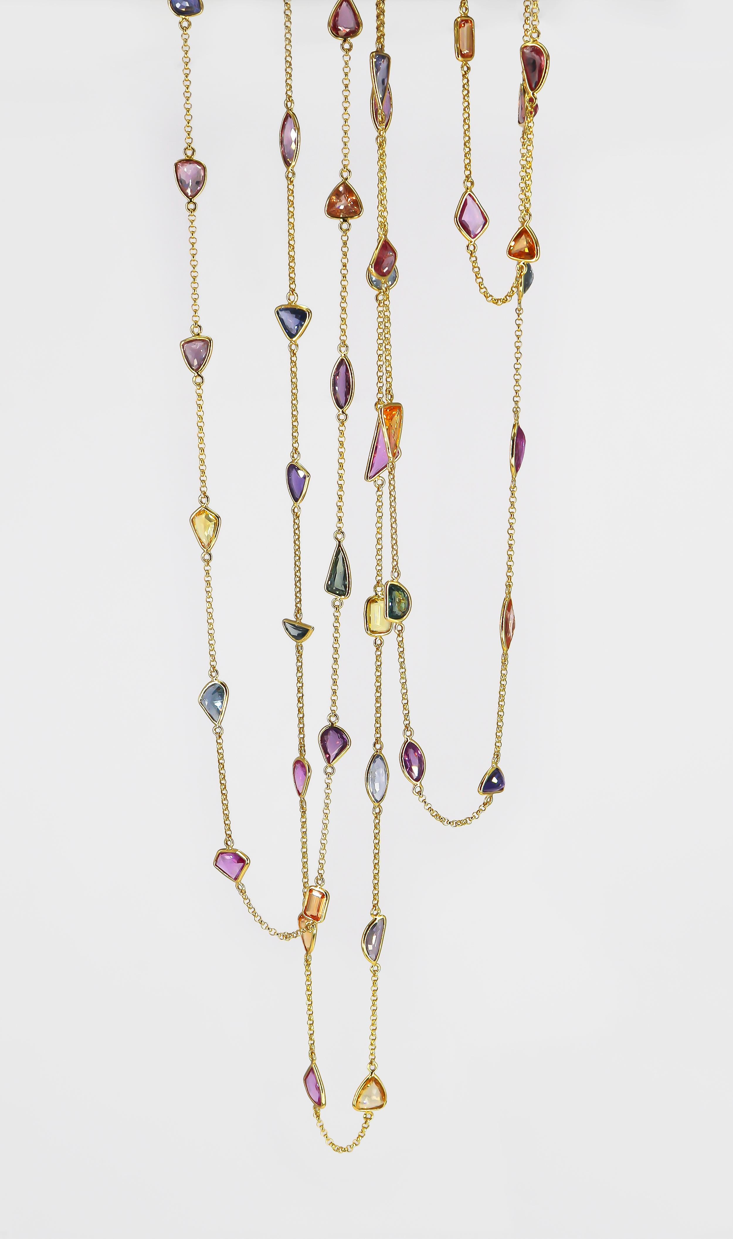Ce collier exquis présente un assortiment de pierres semi-précieuses multicolores serties dans de délicats chatons, soit un poids total d'environ 30 carats. Conçu comme une pièce de la longueur d'un opéra (36