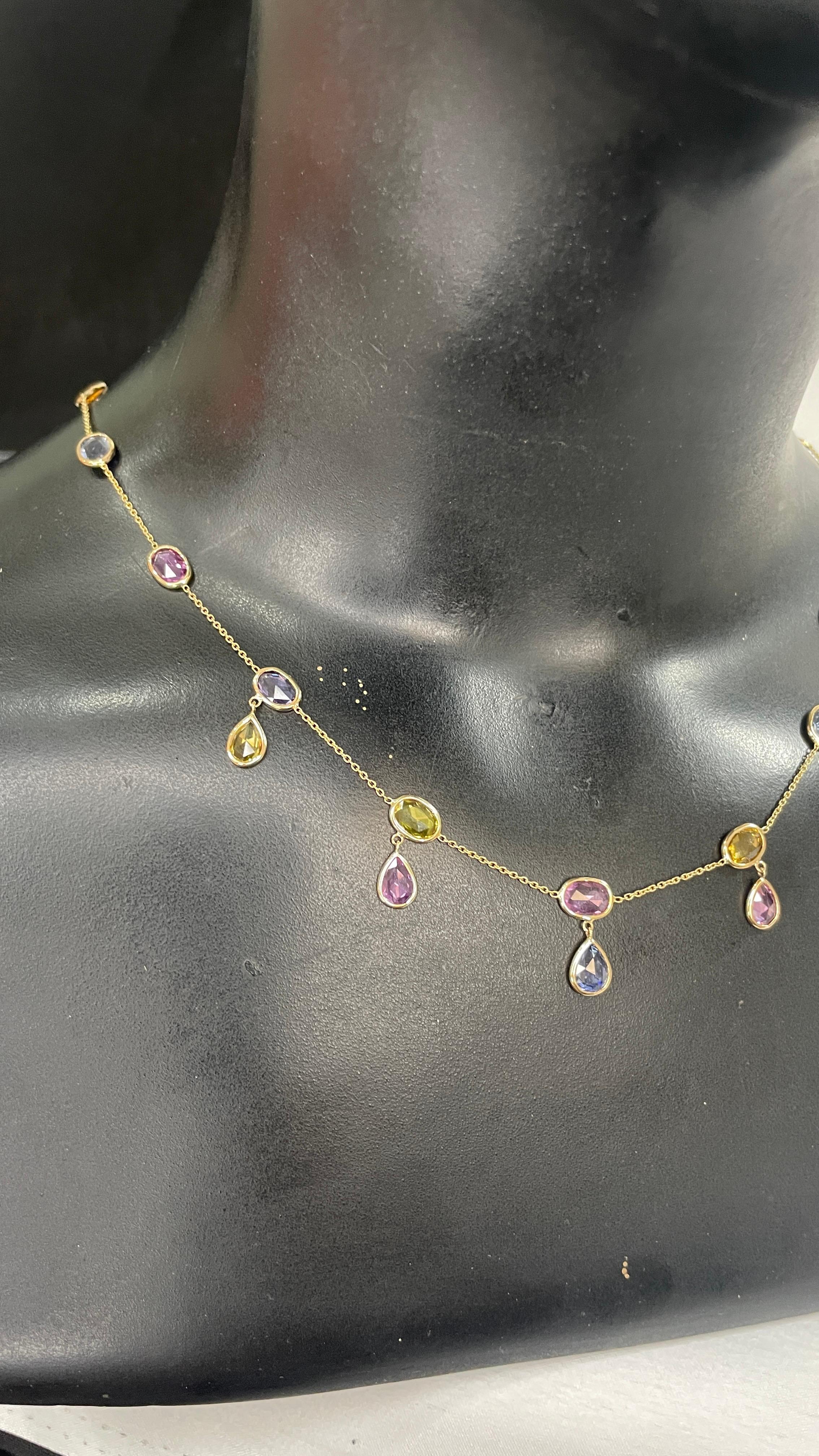 Multi-Edelstein-Halskette aus 18 Karat Gold, besetzt mit ovalen Saphiren im Birnenschliff.
Ergänzen Sie Ihren Look mit dieser eleganten Kette mit mehreren Edelsteinen und einer Tropfenkette. Dieses atemberaubende Schmuckstück wertet einen
