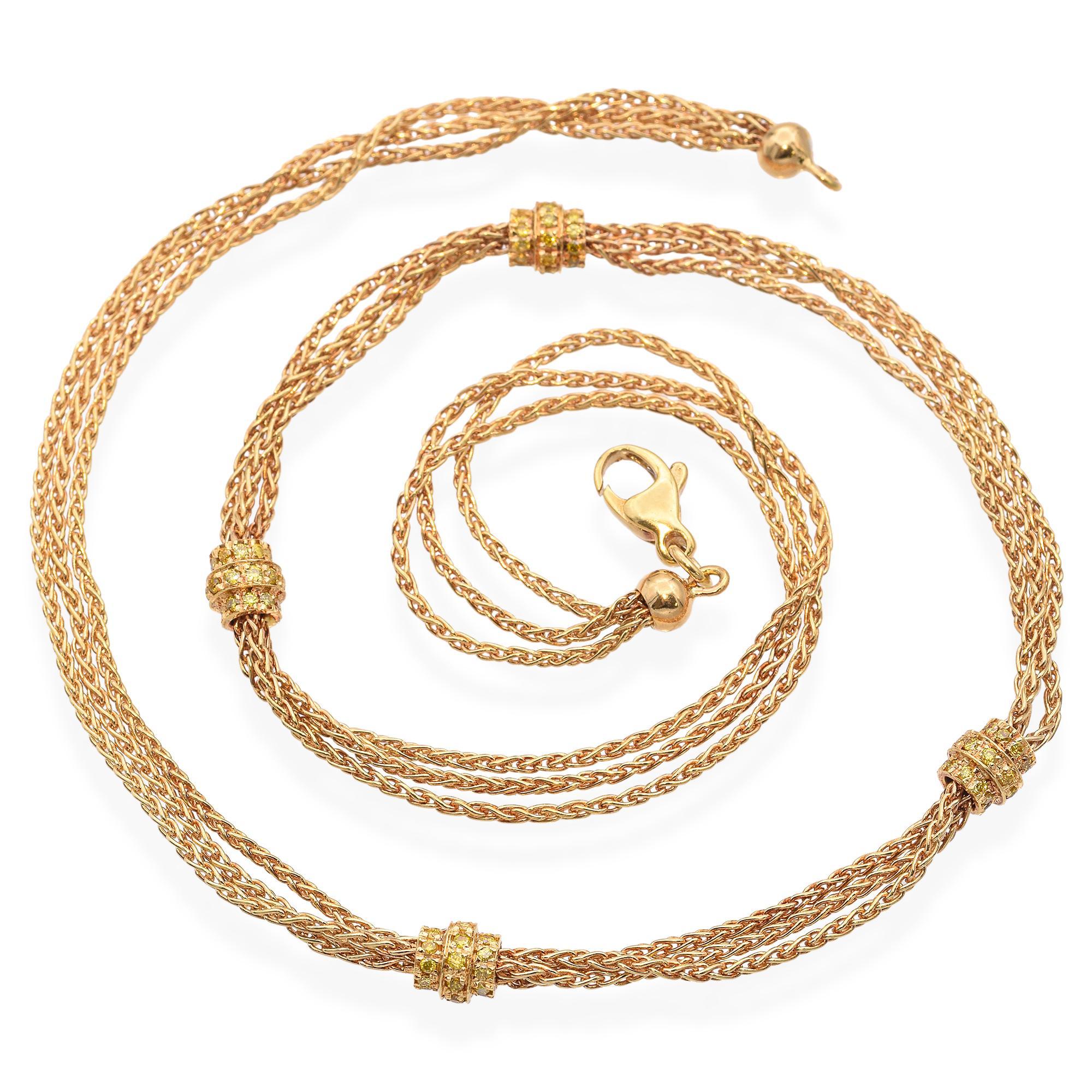 Le collier présente une série de perles rondelles à trois rangs serties de diamants jaunes irradiés le long d'une chaîne à plusieurs brins, créant ainsi un design sophistiqué et élégant. L'or a une finition chaude et brillante, ce qui renforce son