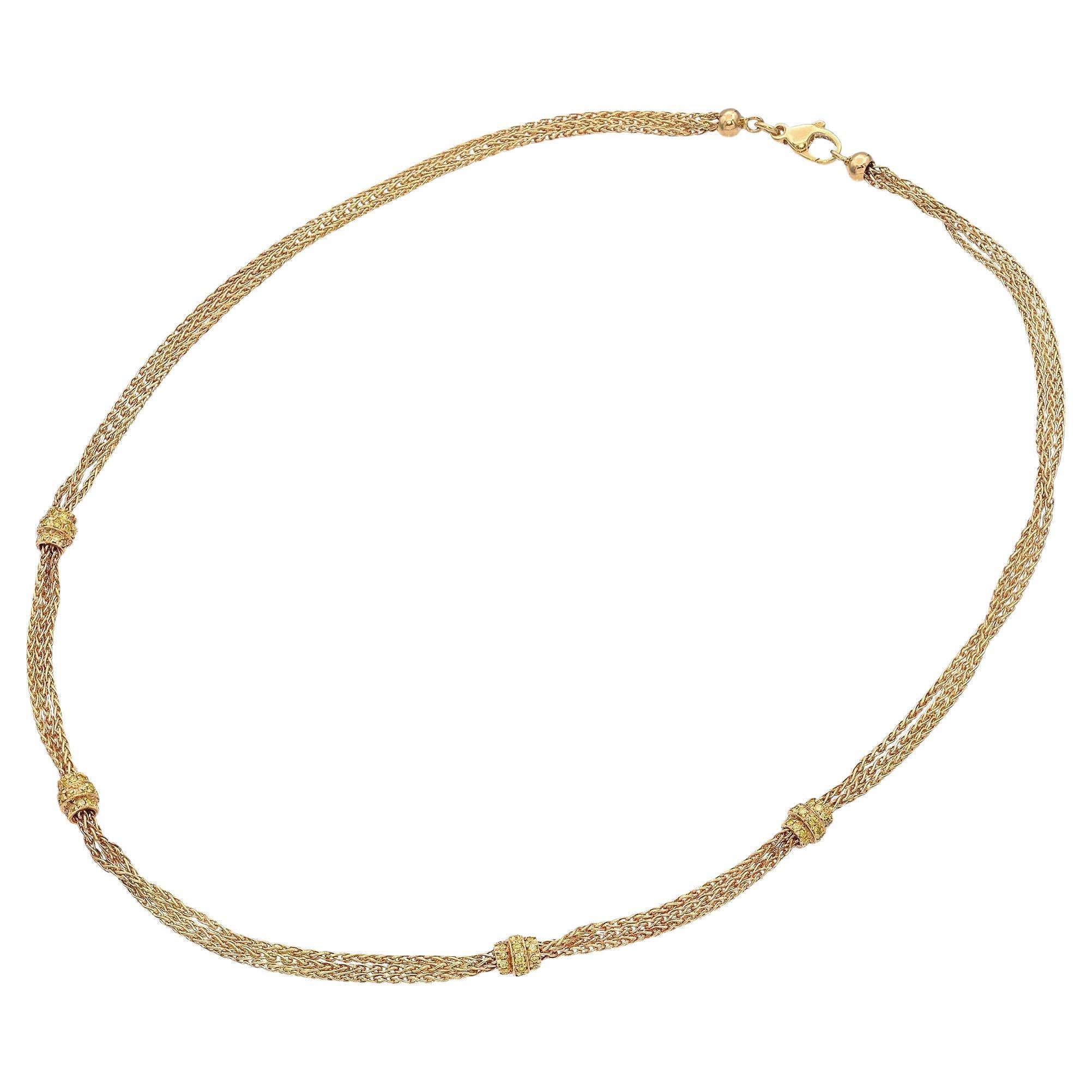Le collier présente une série de perles rondelles à trois rangs serties de diamants jaunes irradiés le long d'une chaîne à plusieurs brins, créant ainsi un design sophistiqué et élégant. L'or a une finition chaude et brillante, ce qui renforce son