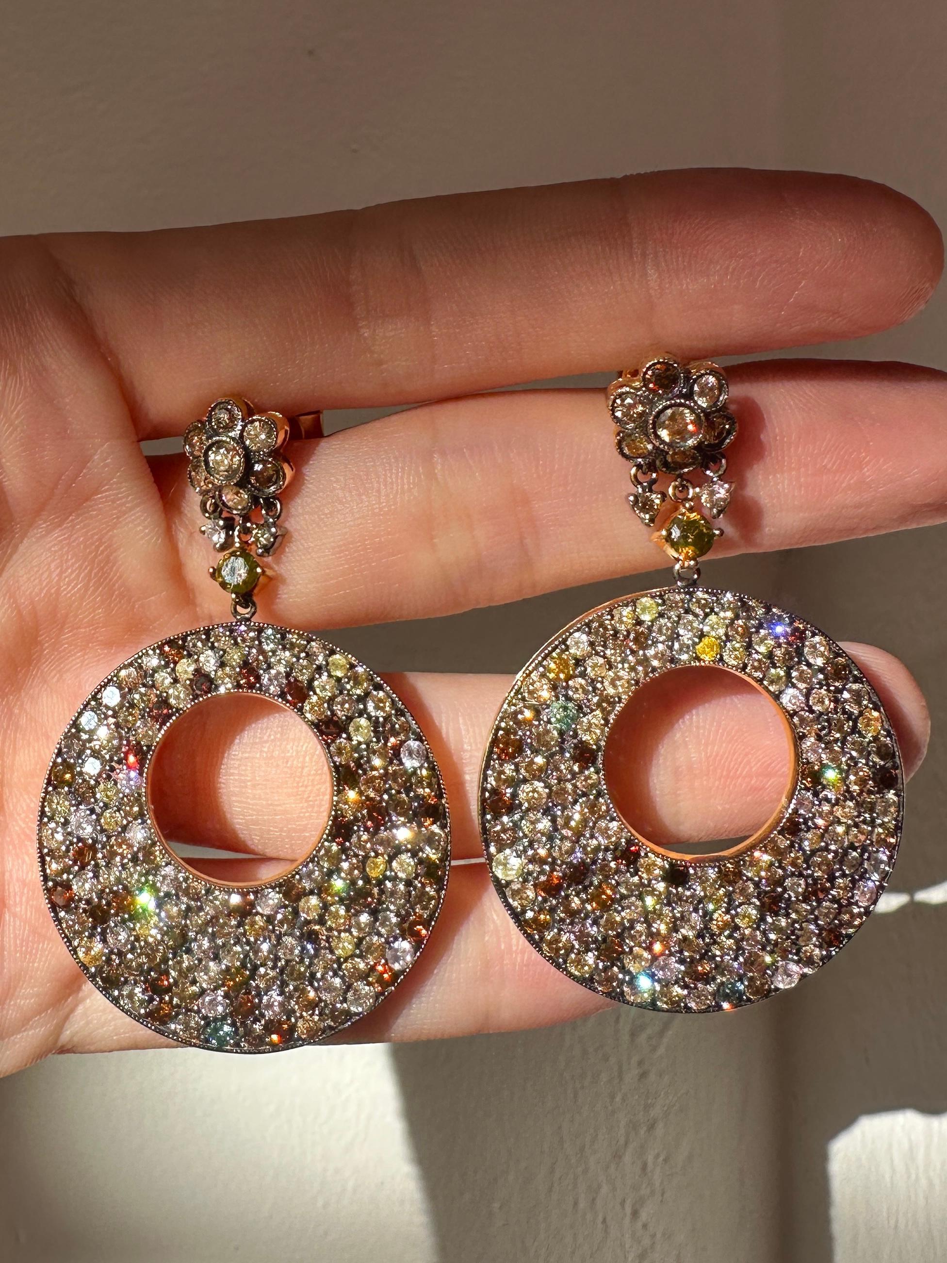 Estos Pendientes de Diamantes Multicolor de Oro Amarillo de 18 quilates están fabricados en oro amarillo de 18 quilates. Cuentan con 11,83 quilates de diamantes multicolores. Estos pendientes, que miden 5,5 cm de largo y pesan 22,30 gramos, están en