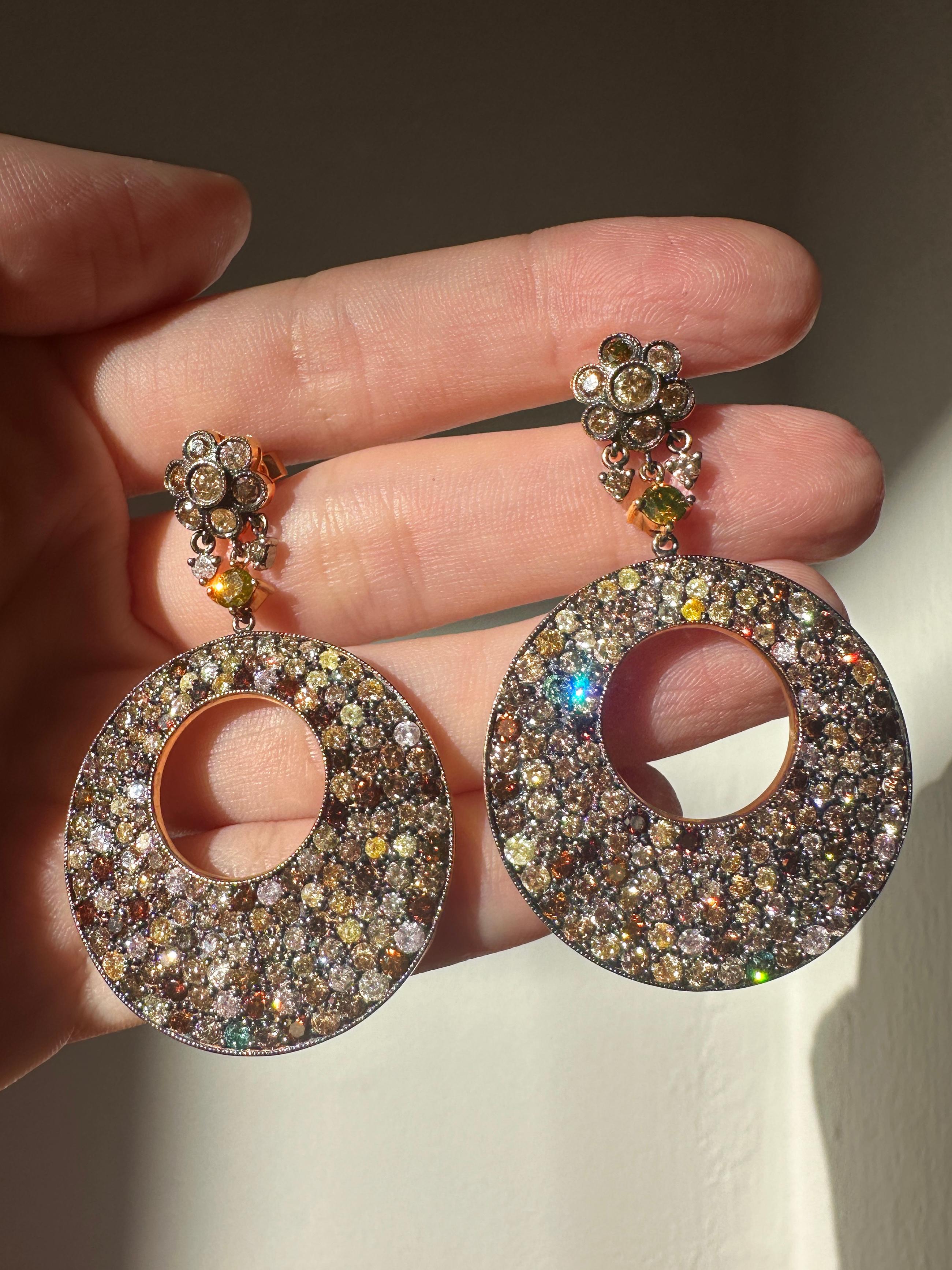 Pendientes de Diamantes Multicolor de Oro Amarillo de 18 K Corte redondo en venta