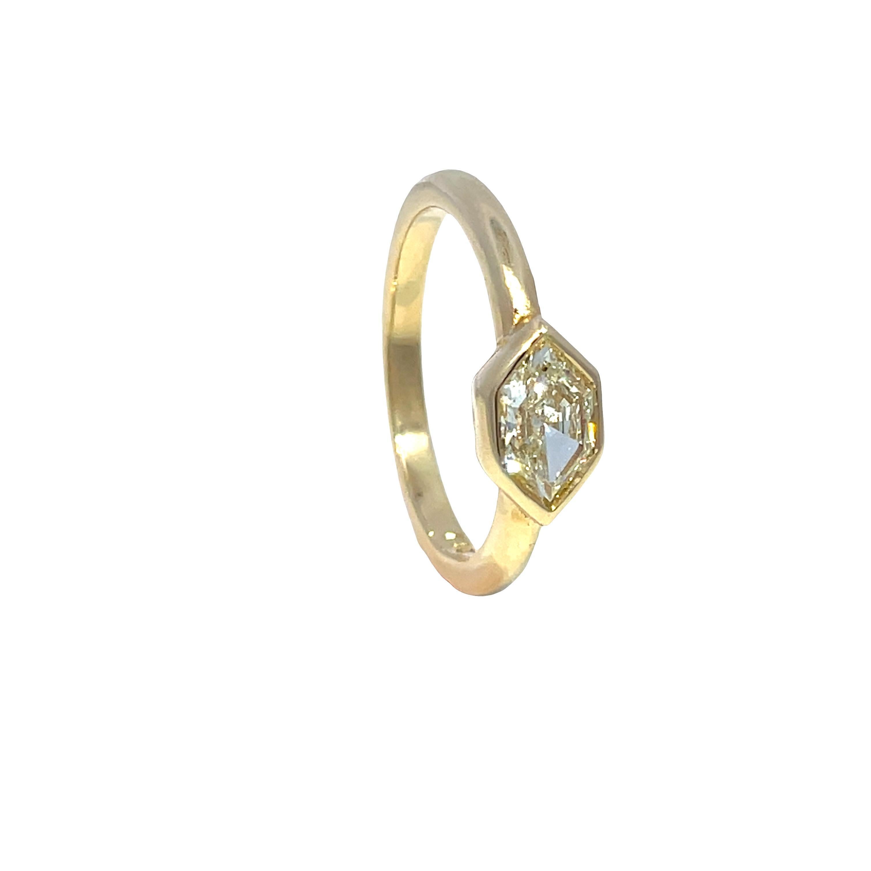Women's or Men's 18k Yellow Gold Natural 0.57ct Lozenge Diamond Bezel Ring For Sale