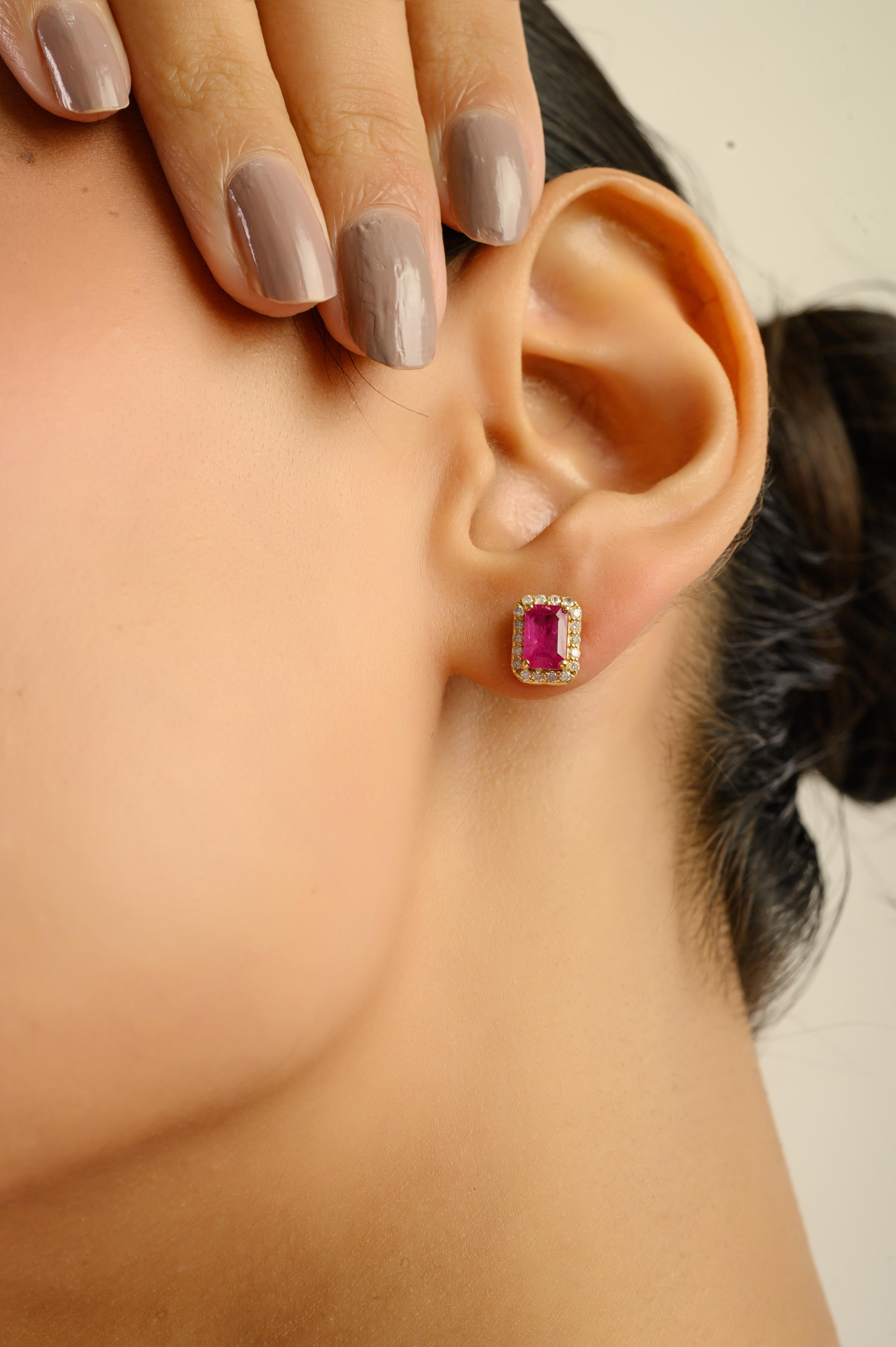 Ces élégantes boucles d'oreilles sont composées de deux rubis naturels de taille émeraude totalisant 1,21 carats, sertis dans de l'or jaune 18 carats. Chaque rubis, mesurant environ 6x4 mm, est élégamment entouré d'un halo de diamants ronds de