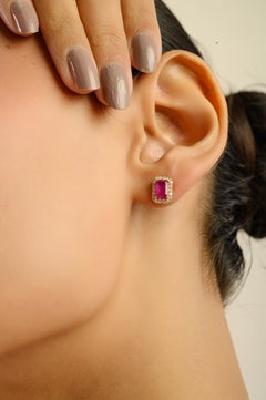 Pendientes de oro amarillo de 18 quilates con rubí natural talla esmeralda de 1,21 quilates y halo de diamantes