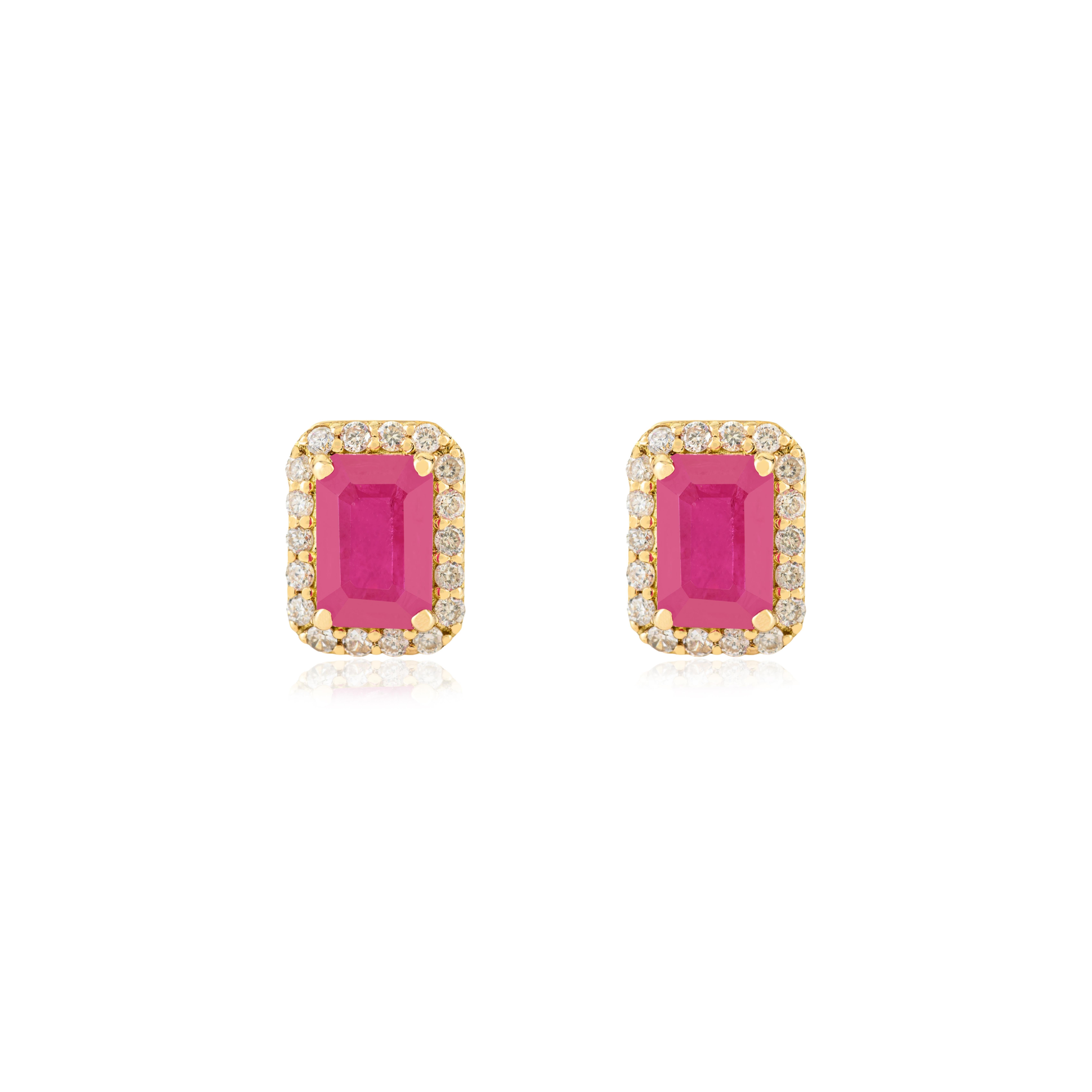 Moderne Boucles d'oreilles halo en or jaune 18 carats, rubis taille émeraude et diamants naturels 1,21 ct en vente
