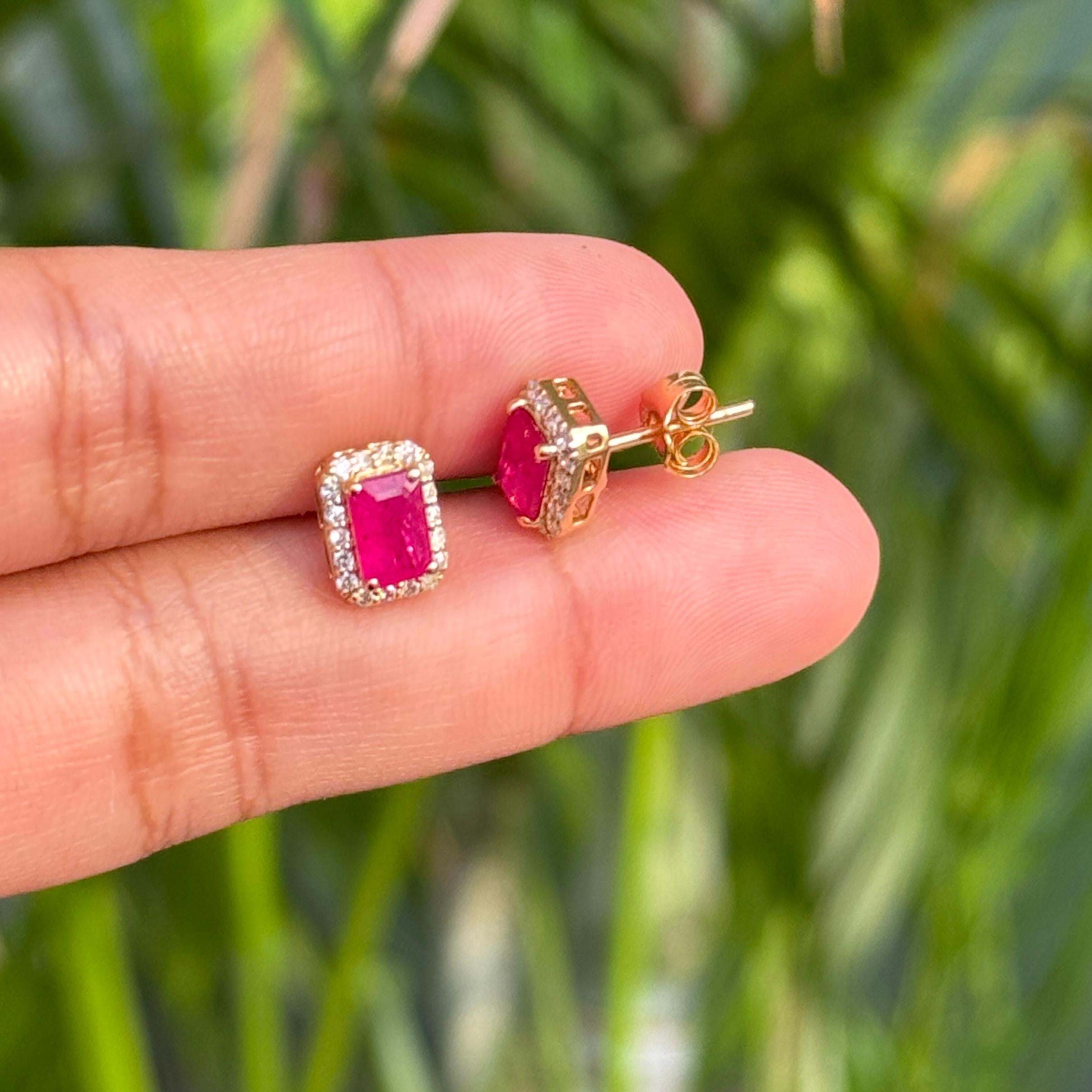 Taille octogone Boucles d'oreilles halo en or jaune 18 carats, rubis taille émeraude et diamants naturels 1,21 ct en vente