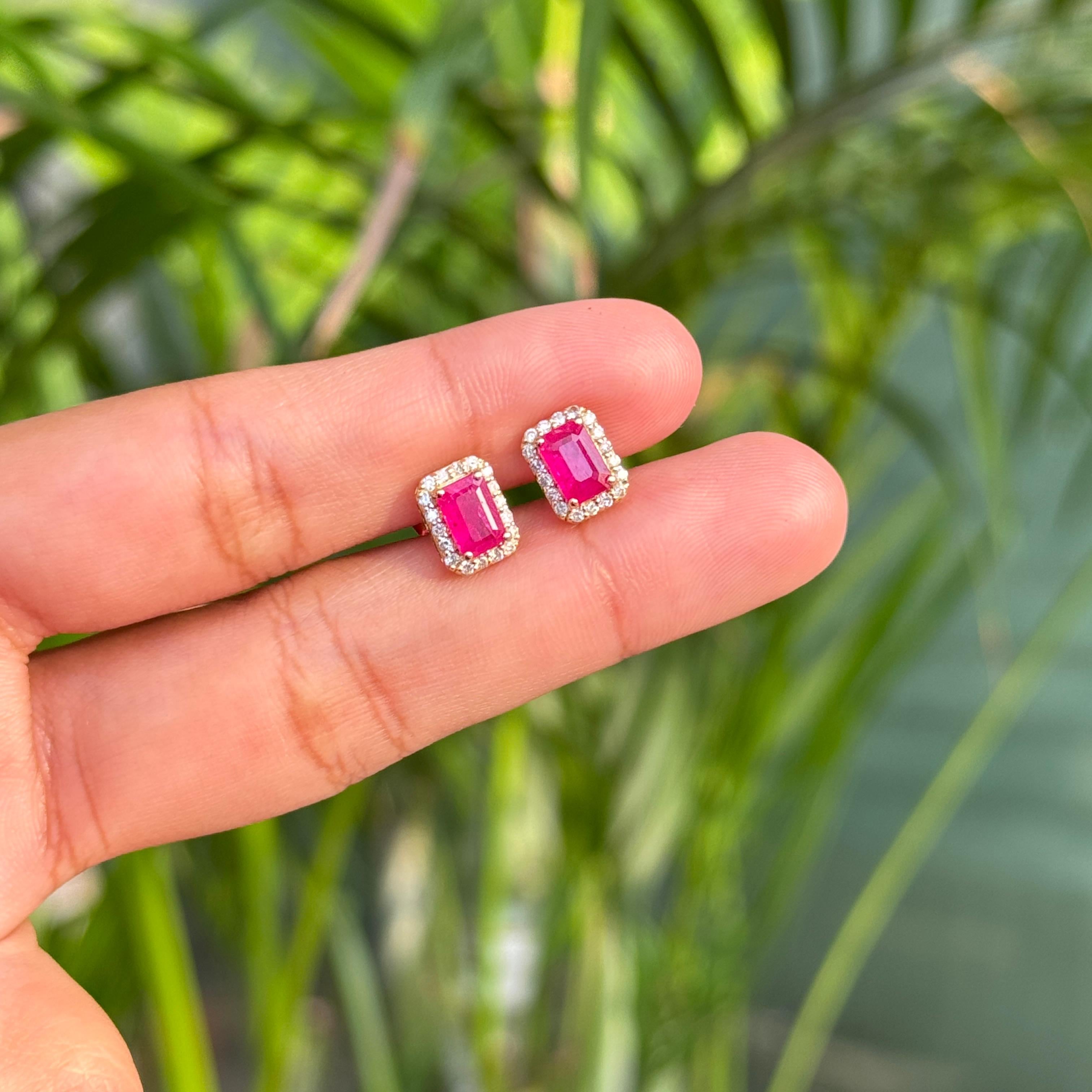 Boucles d'oreilles halo en or jaune 18 carats, rubis taille émeraude et diamants naturels 1,21 ct en vente 2