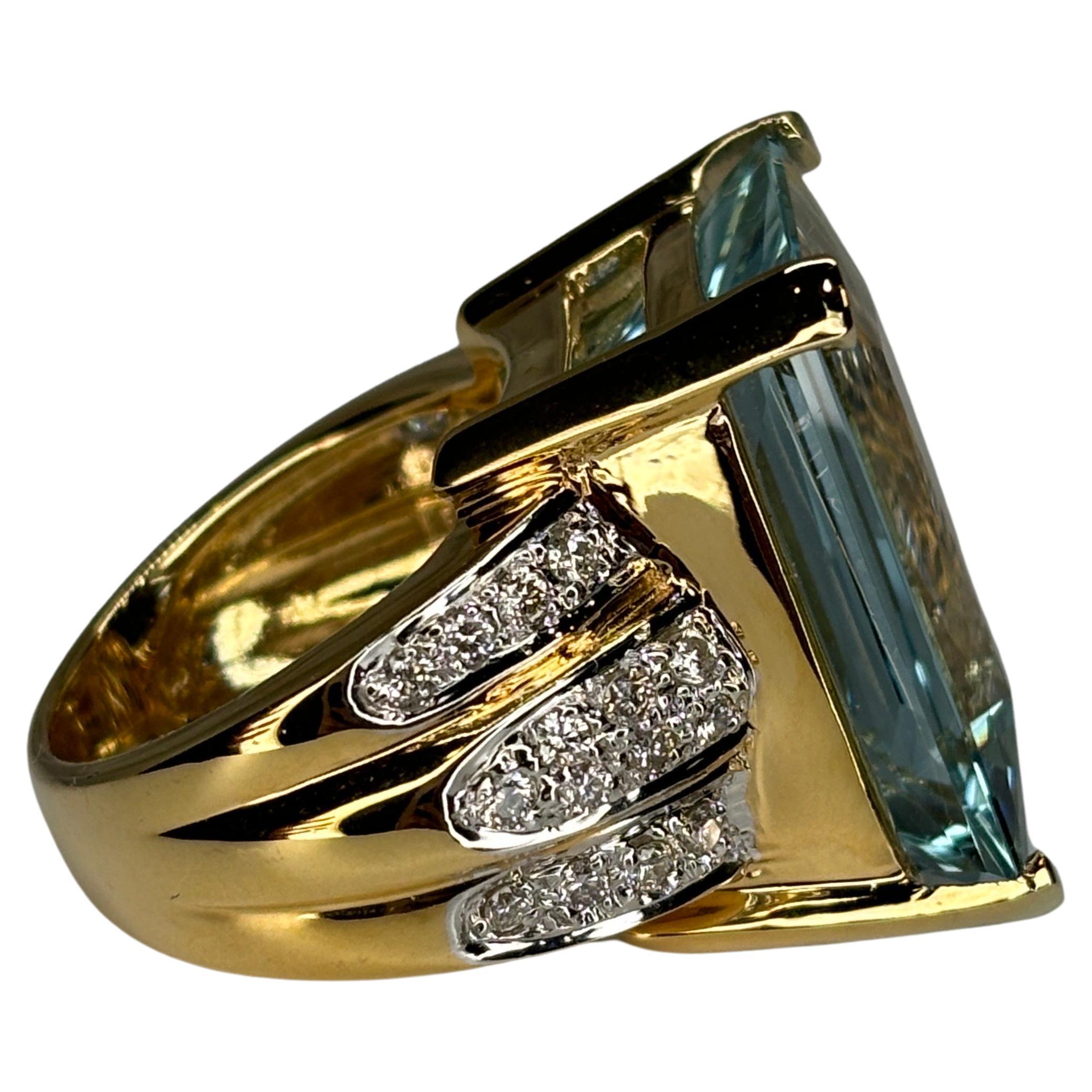 Contemporary 18k Yellow Gold Natural 21ct Blue Aquamarine & Diamond Cocktail Ring For Sale