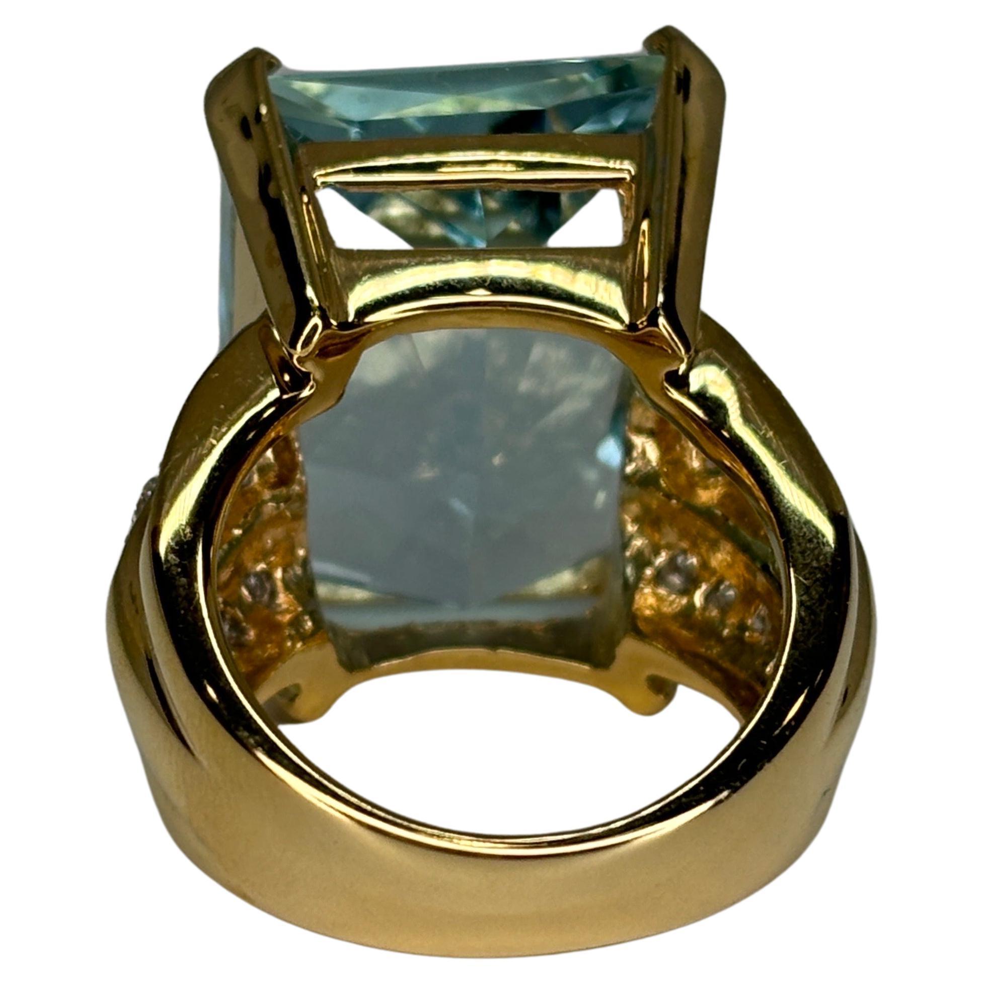 Brilliant Cut 18k Yellow Gold Natural 21ct Blue Aquamarine & Diamond Cocktail Ring For Sale