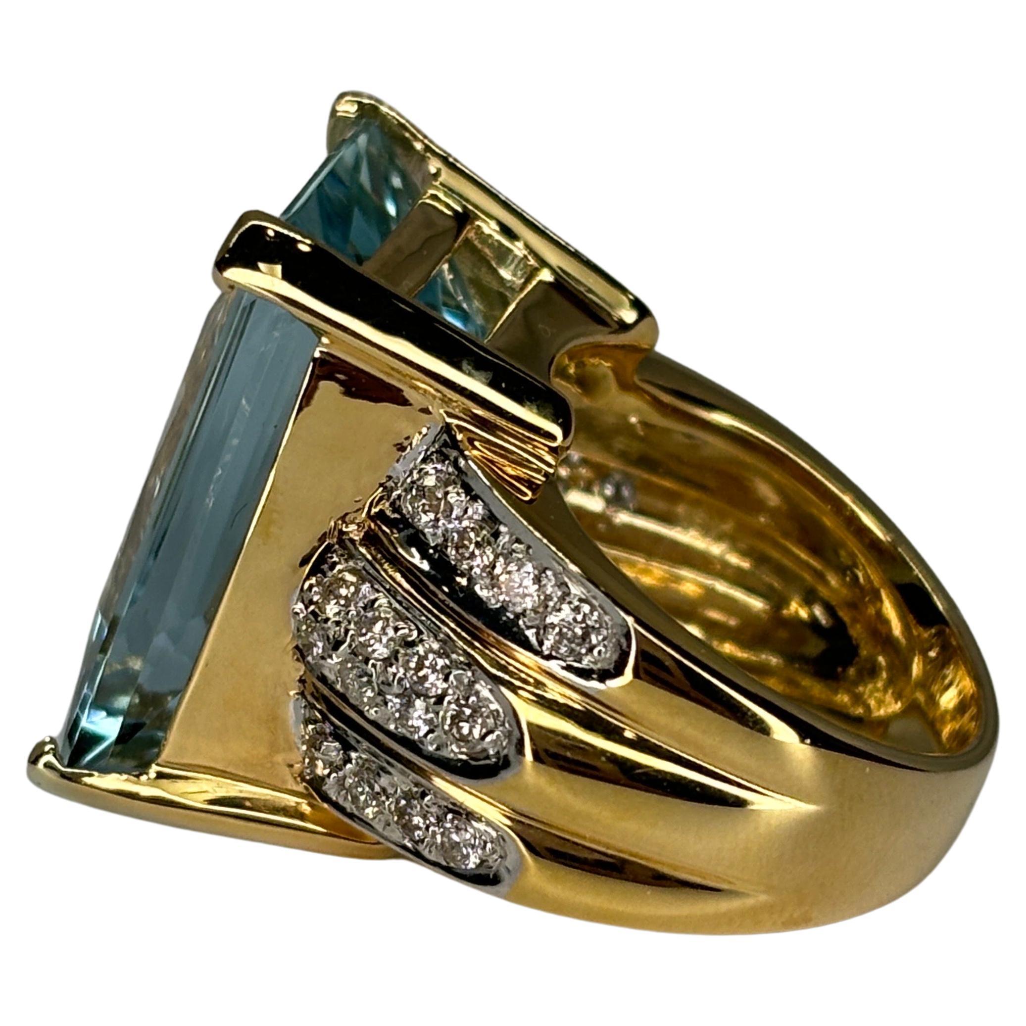 Women's 18k Yellow Gold Natural 21ct Blue Aquamarine & Diamond Cocktail Ring For Sale