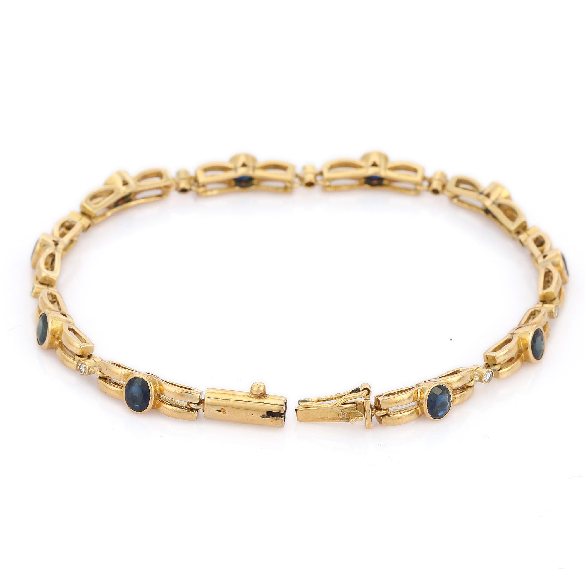 Modern 18K Yellow Gold Natural Blue Sapphire Bracelet with Round Diamonds For Sale