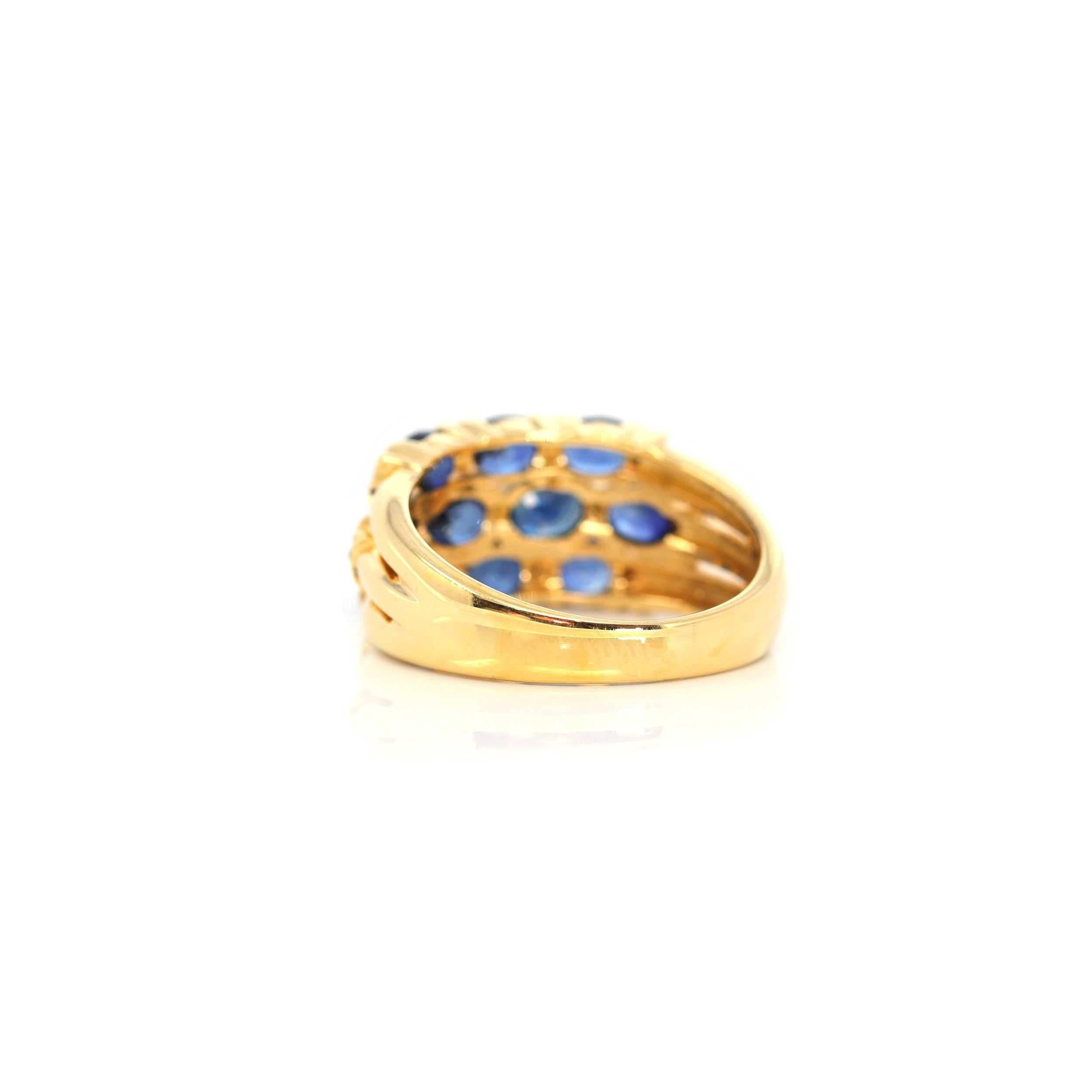 Women's or Men's 18k Yellow Gold Natural Blue Sapphire Ring with Diamonds For Sale