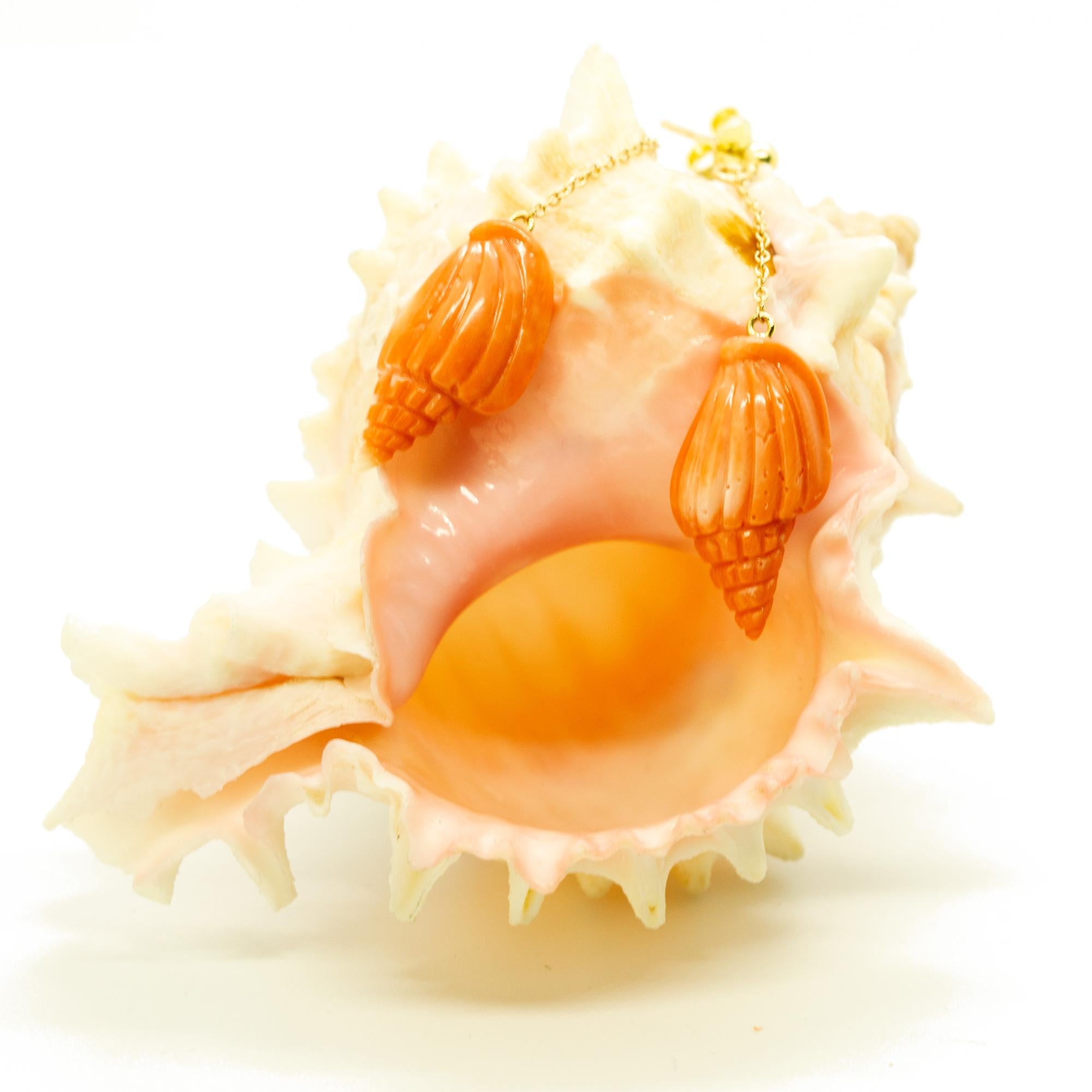 18 Karat Gelbgold Natürliche Koralle Muschel Schnitzerei Sommer Ohrringe Intini Juwelen Damen im Angebot