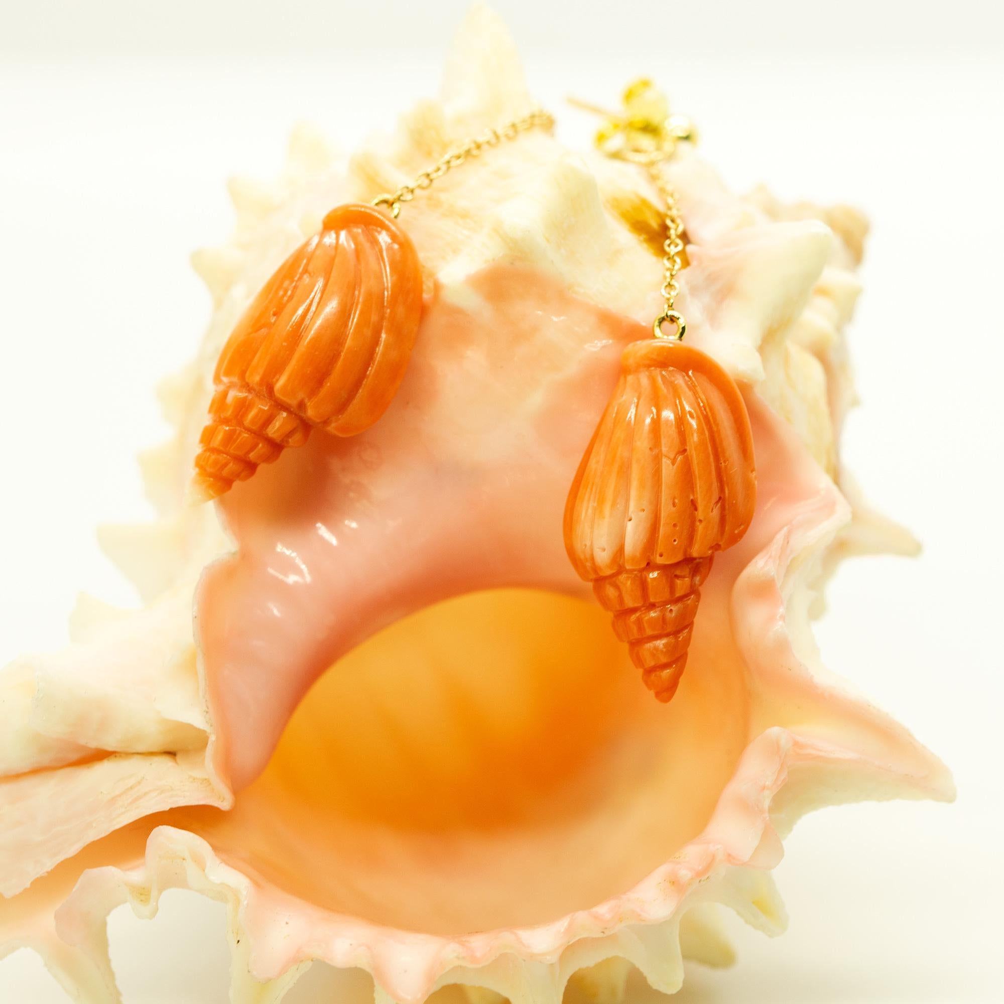 18 Karat Gelbgold Natürliche Koralle Muschel Schnitzerei Sommer Ohrringe Intini Juwelen im Angebot 1