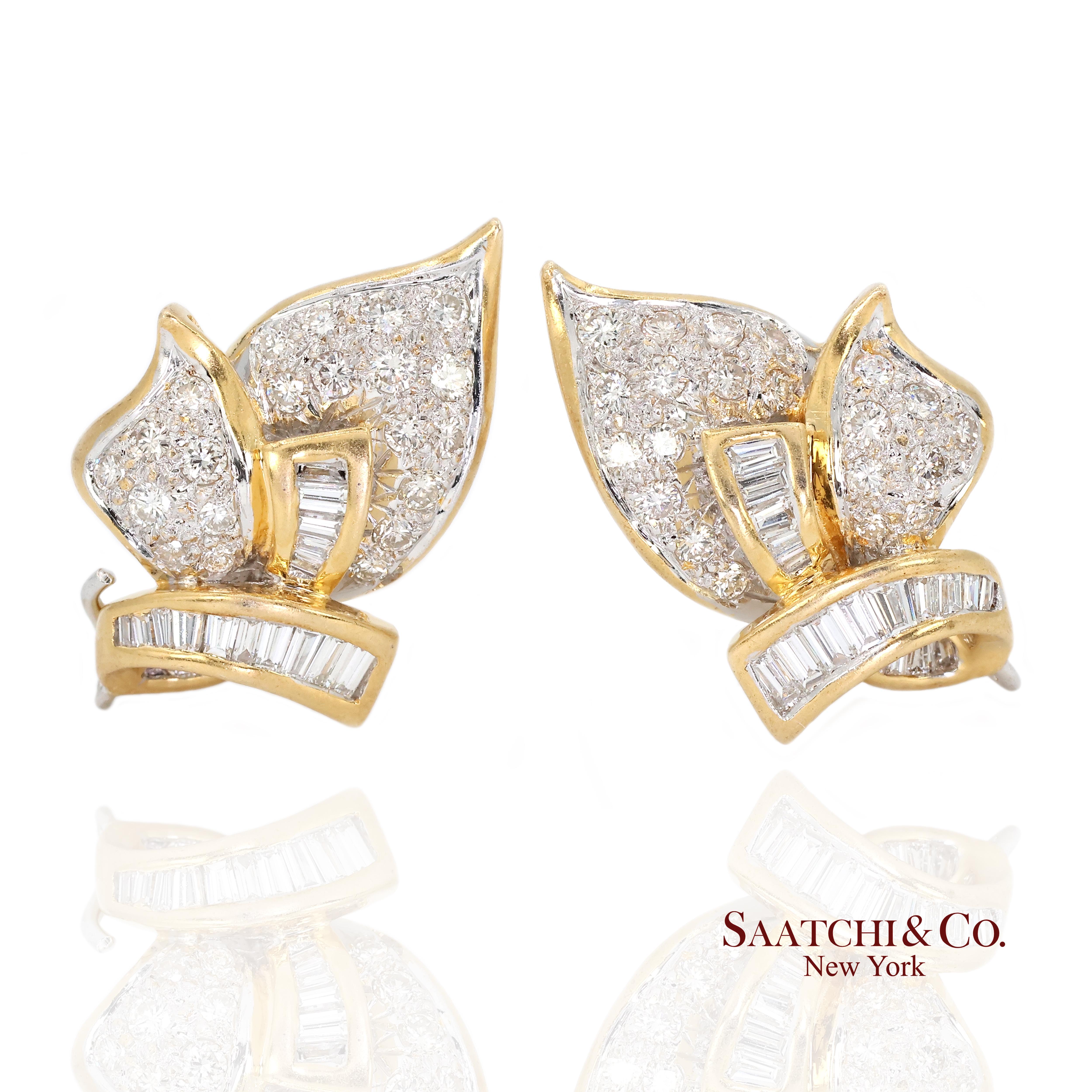 Contemporary 18k Yellow Gold Natural Diamond Fancy Earring For Sale