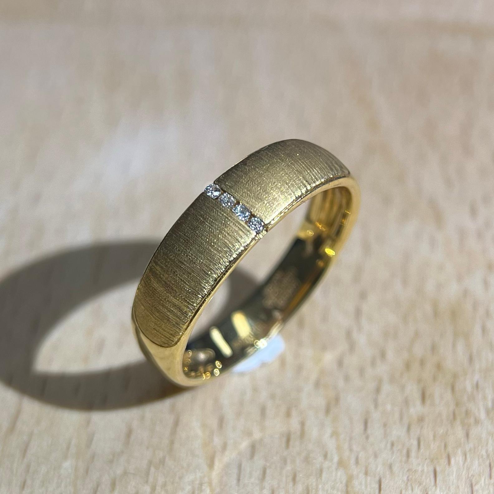 Bague en or jaune 18 carats avec diamant naturel

4 diamants - 0,04 CT
Or jaune 18K - 5.24 GM