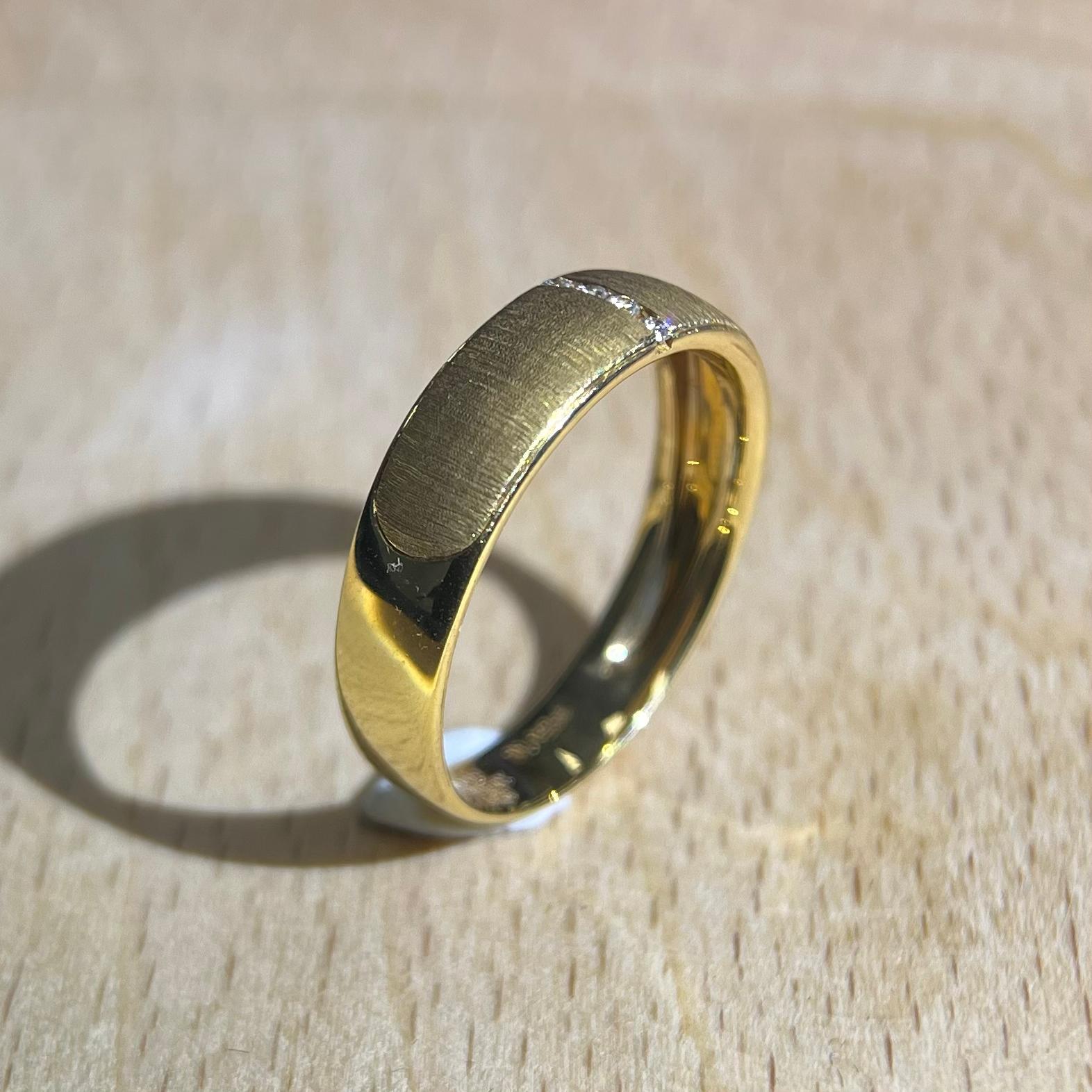 Moderne Bague en or jaune 18 carats avec diamant naturel en vente