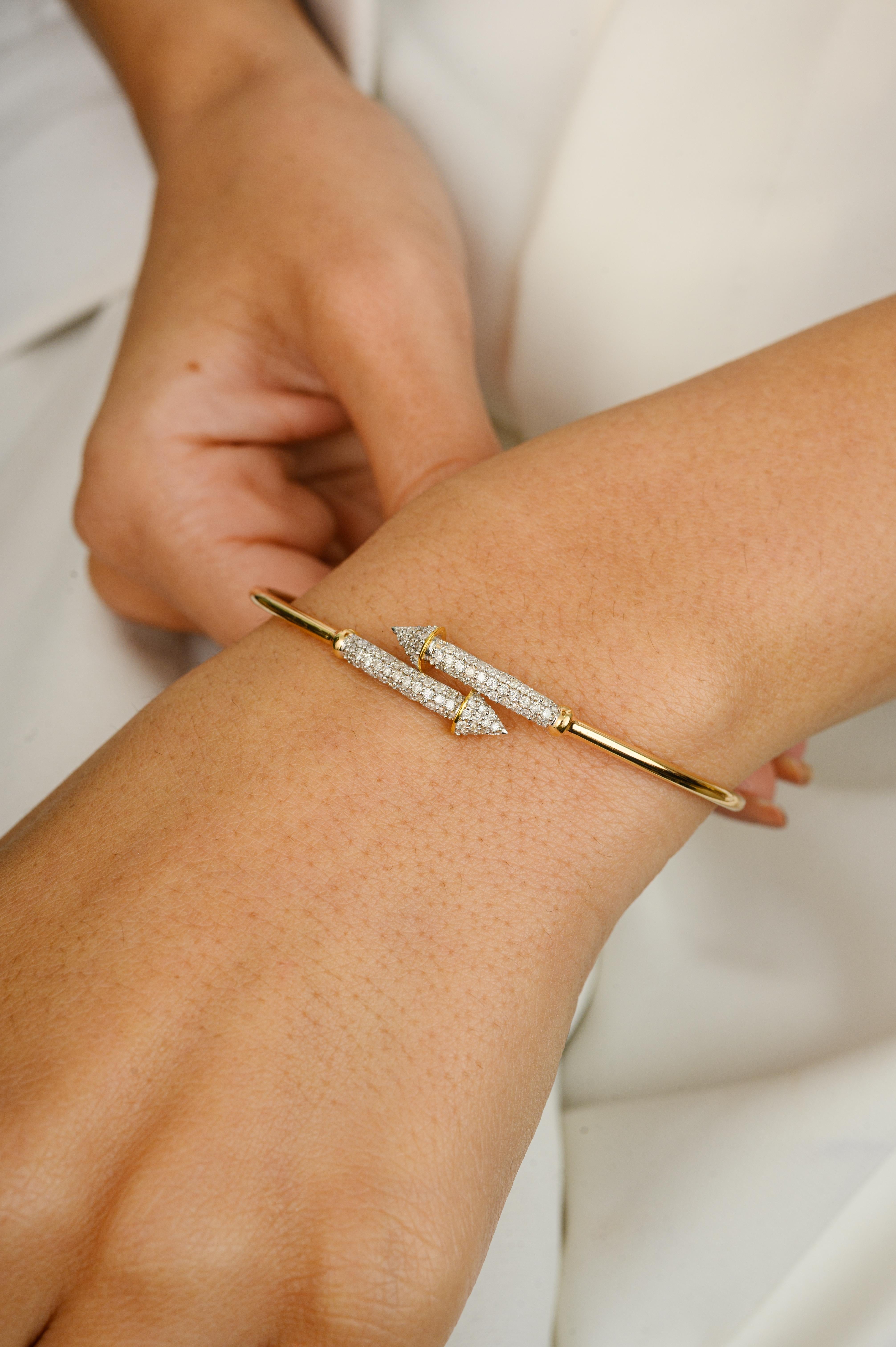Round Cut 18k Yellow Gold Natural Diamond Set Arrow Open Bangle Bracelet Gift for Women For Sale