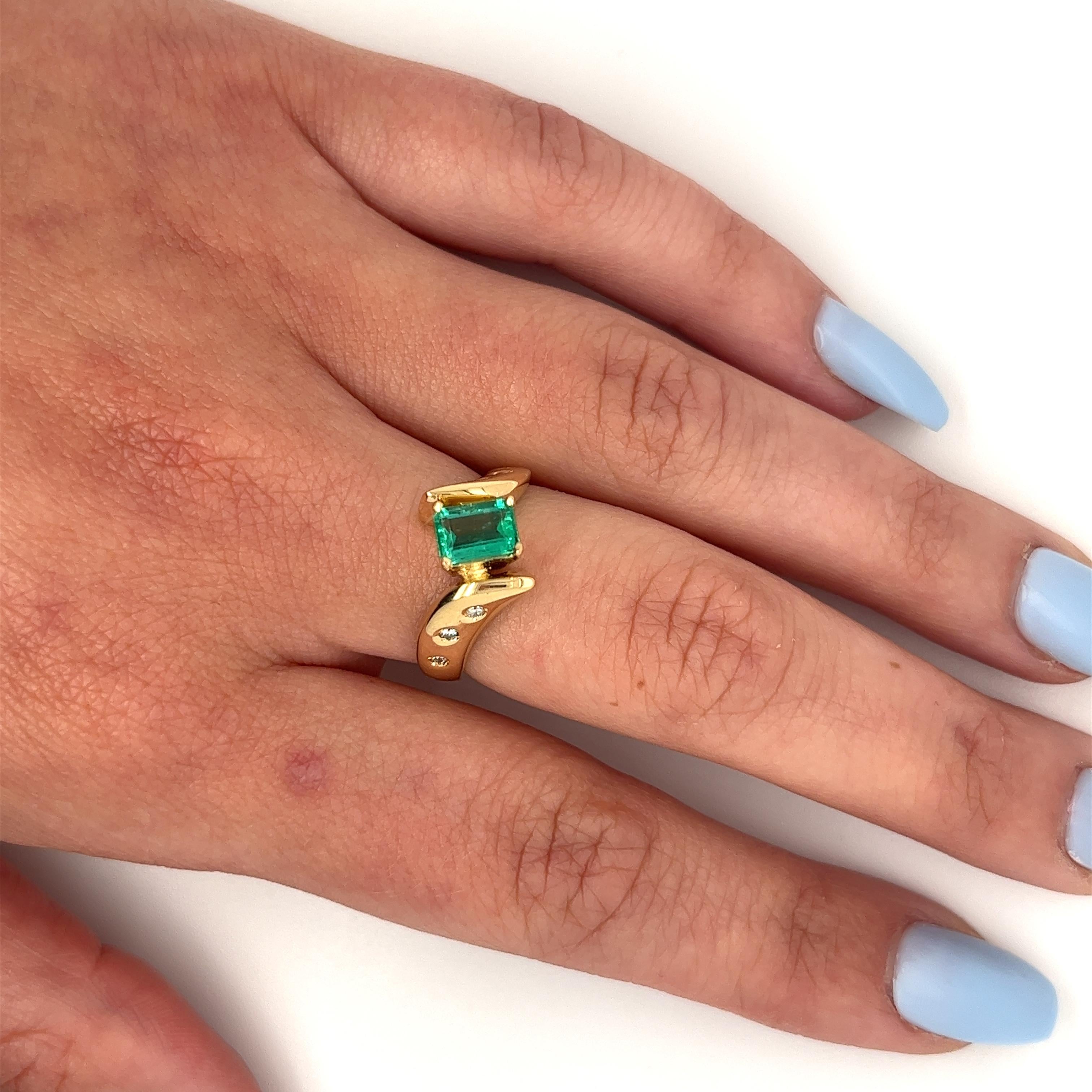 18k Yellow Gold Natural Emerald and Floating Diamond Bypass Statement Ring In New Condition For Sale In Miami, FL
