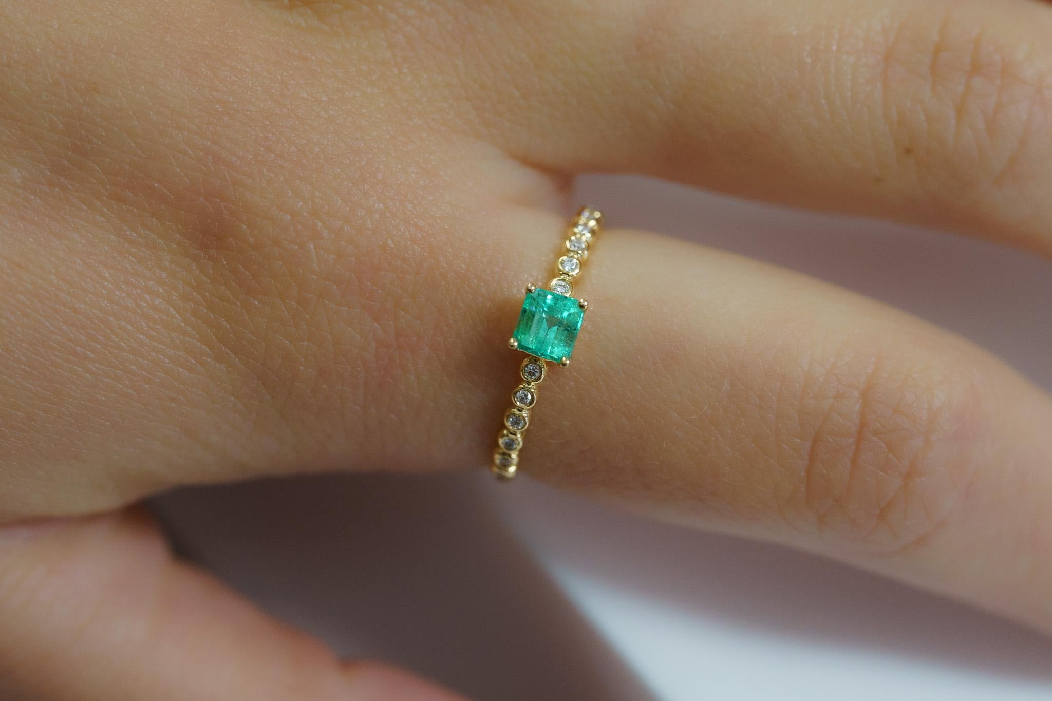 18K Yellow Gold Natural Emerald & Diamond Ribbed Stacking Thin Band Ring For Sale 5