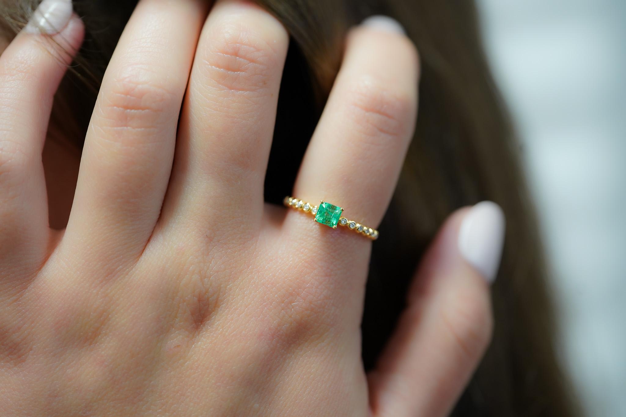 18K Yellow Gold Natural Emerald & Diamond Ribbed Stacking Thin Band Ring For Sale 7