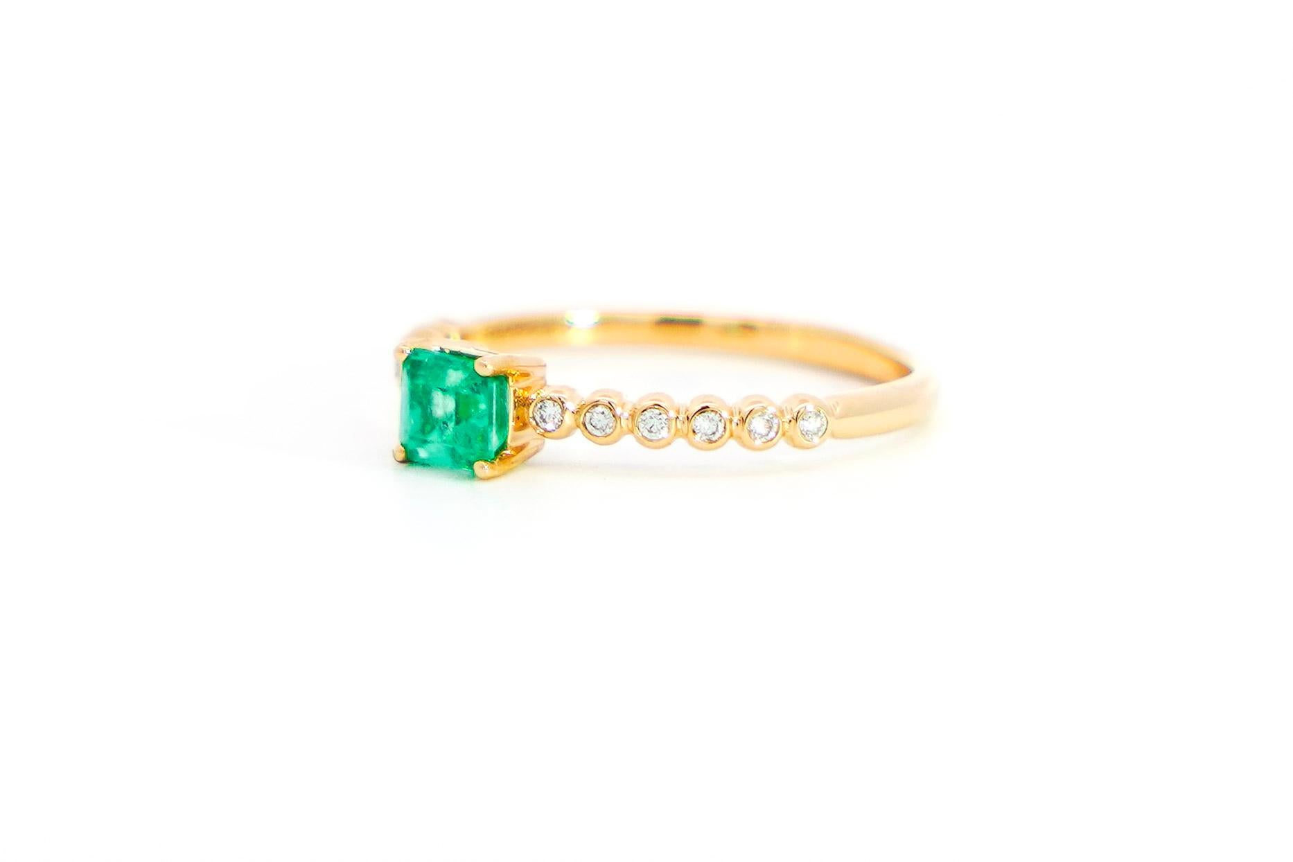 Modern 18K Yellow Gold Natural Emerald & Diamond Ribbed Stacking Thin Band Ring For Sale