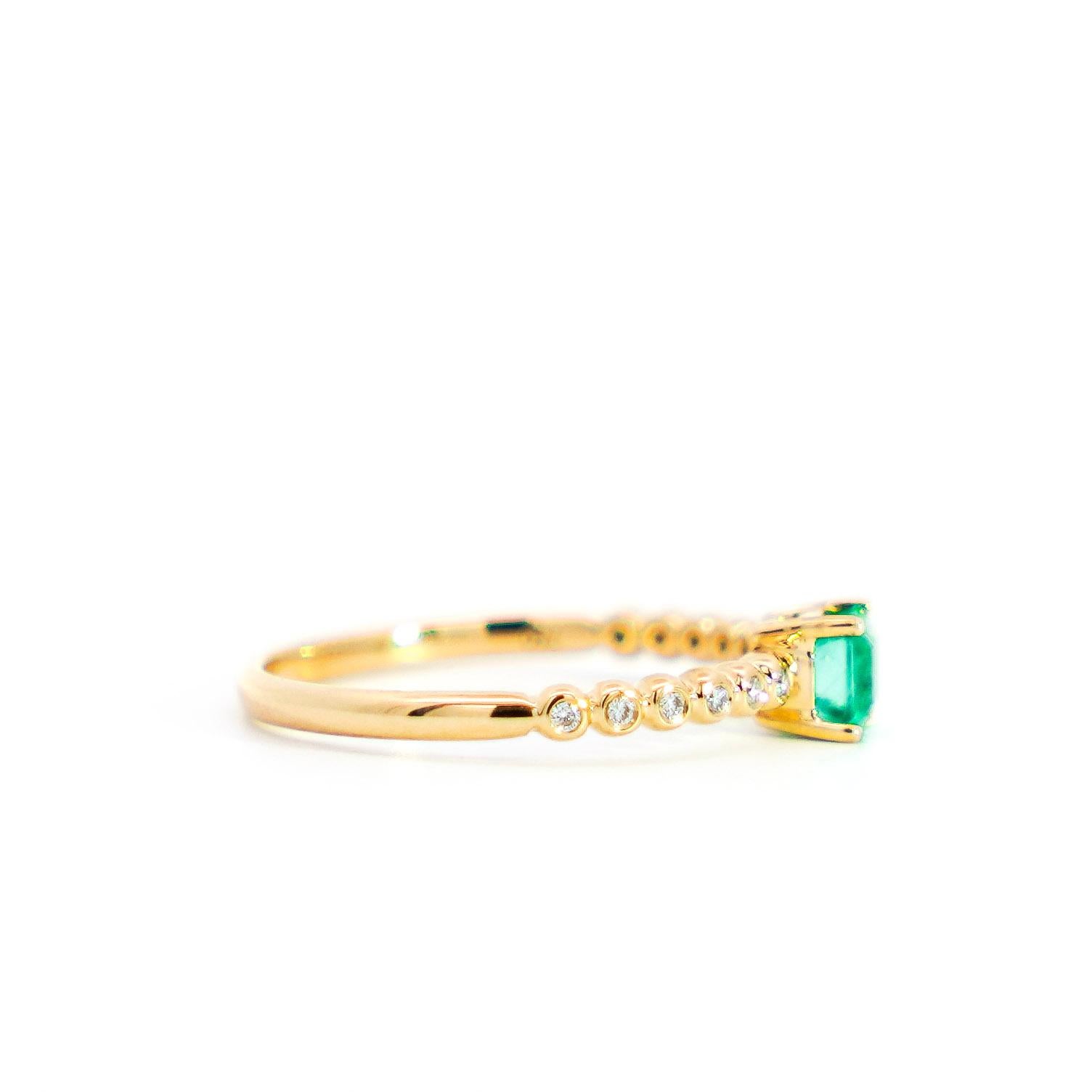 Emerald Cut 18K Yellow Gold Natural Emerald & Diamond Ribbed Stacking Thin Band Ring For Sale