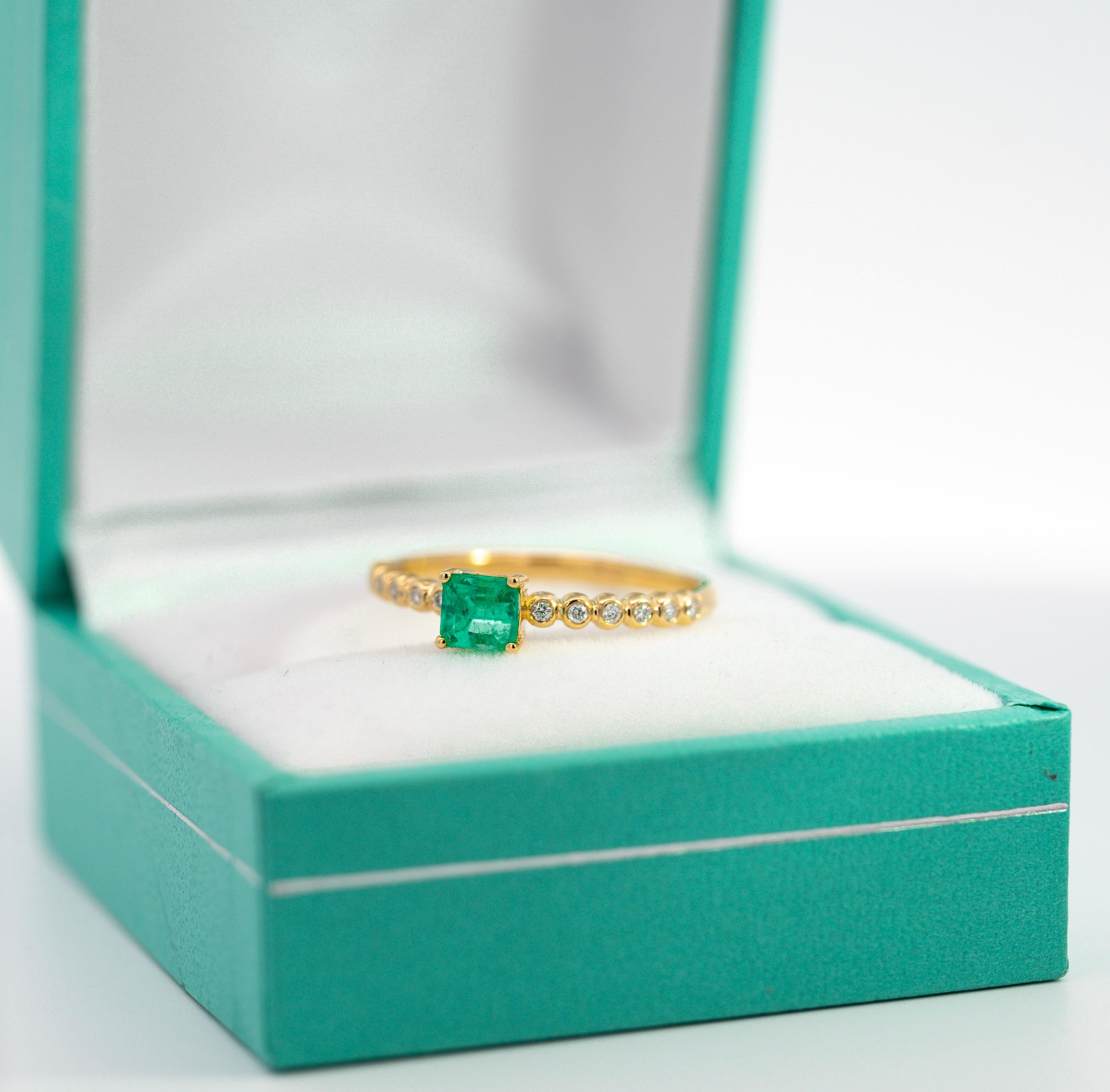 18K Yellow Gold Natural Emerald & Diamond Ribbed Stacking Thin Band Ring In New Condition For Sale In Miami, FL