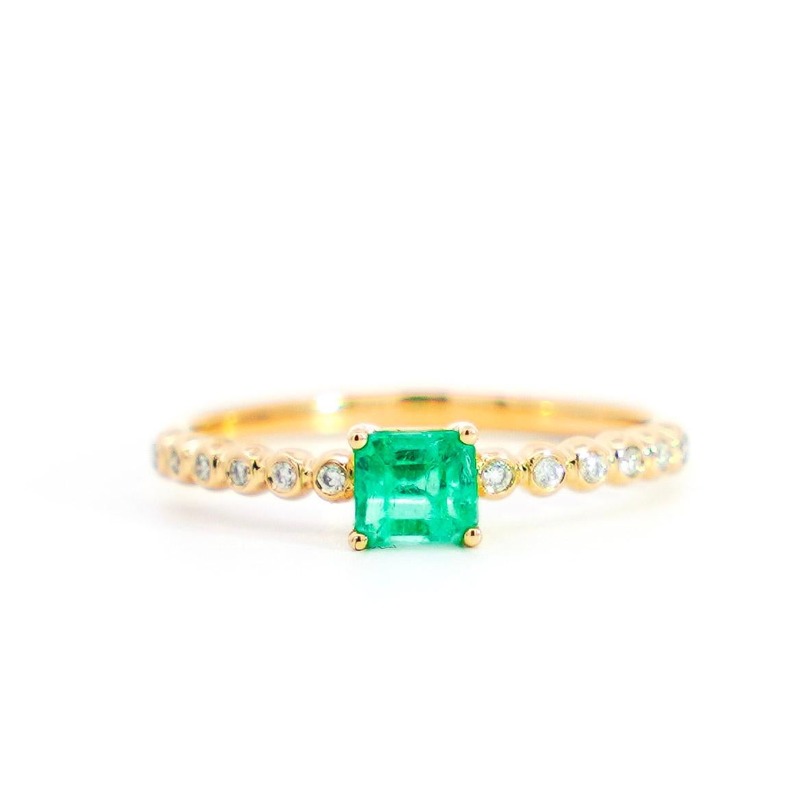 Women's 18K Yellow Gold Natural Emerald & Diamond Ribbed Stacking Thin Band Ring For Sale