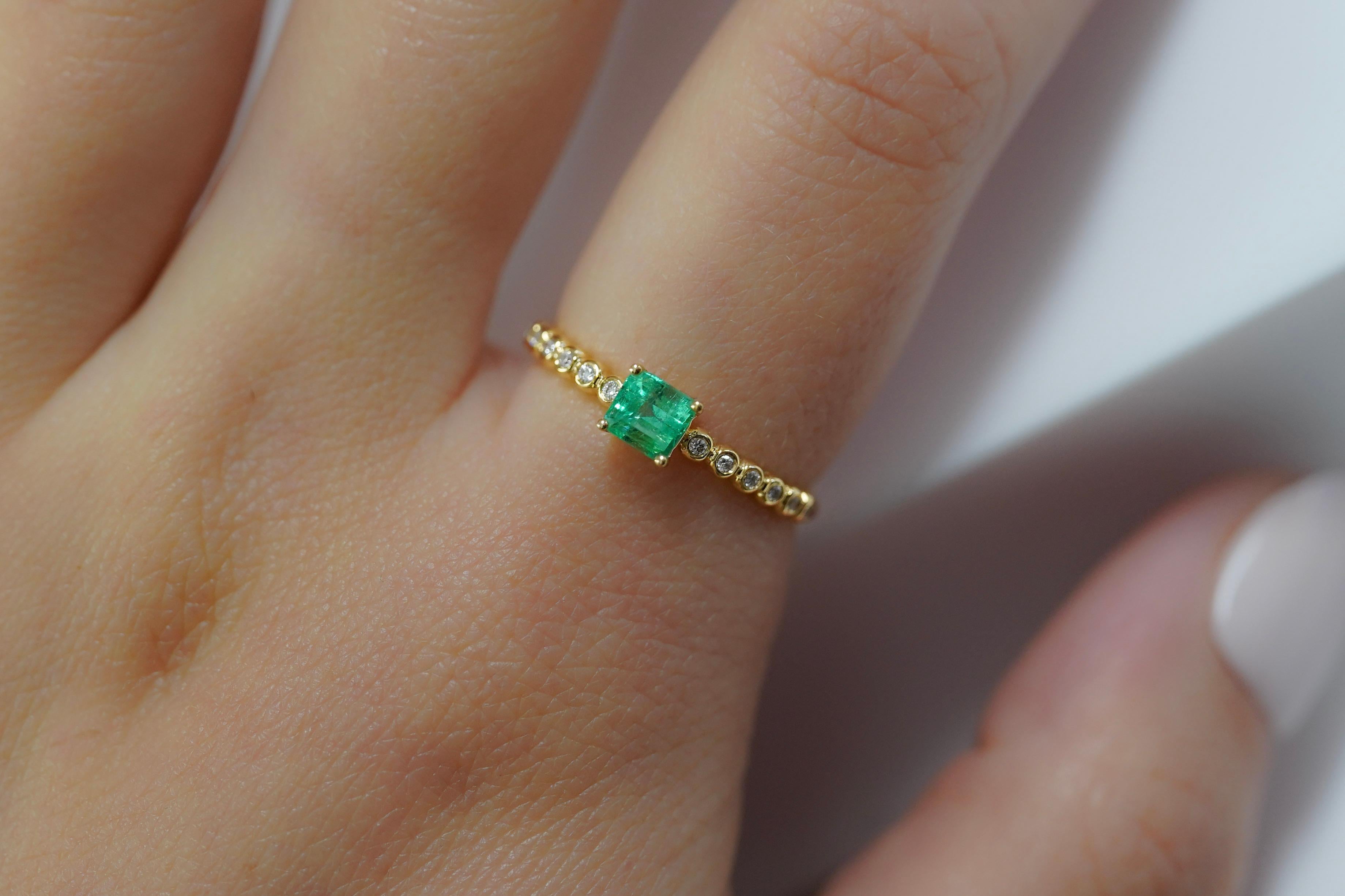 18K Yellow Gold Natural Emerald & Diamond Ribbed Stacking Thin Band Ring For Sale 1
