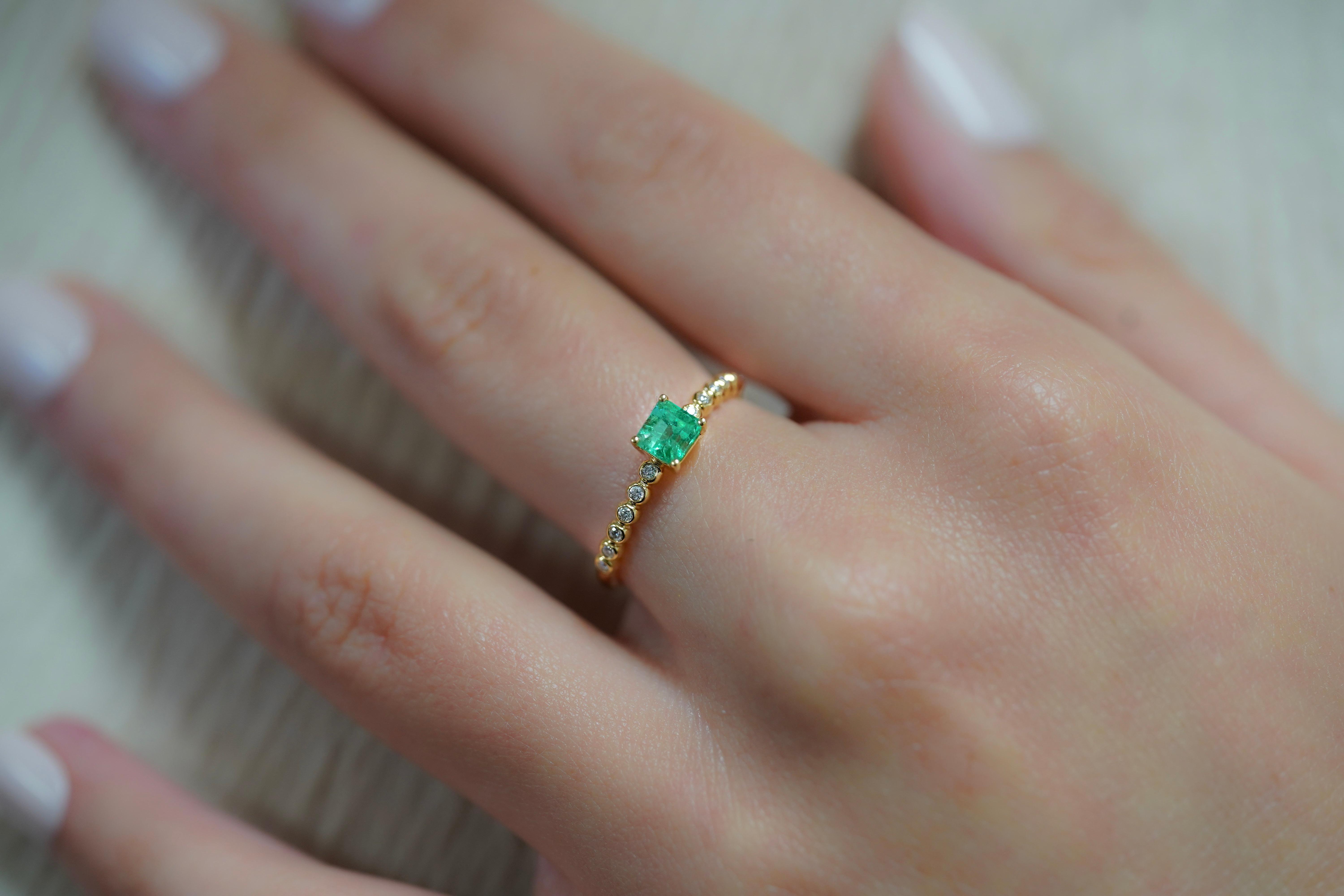 18K Yellow Gold Natural Emerald & Diamond Ribbed Stacking Thin Band Ring For Sale 3