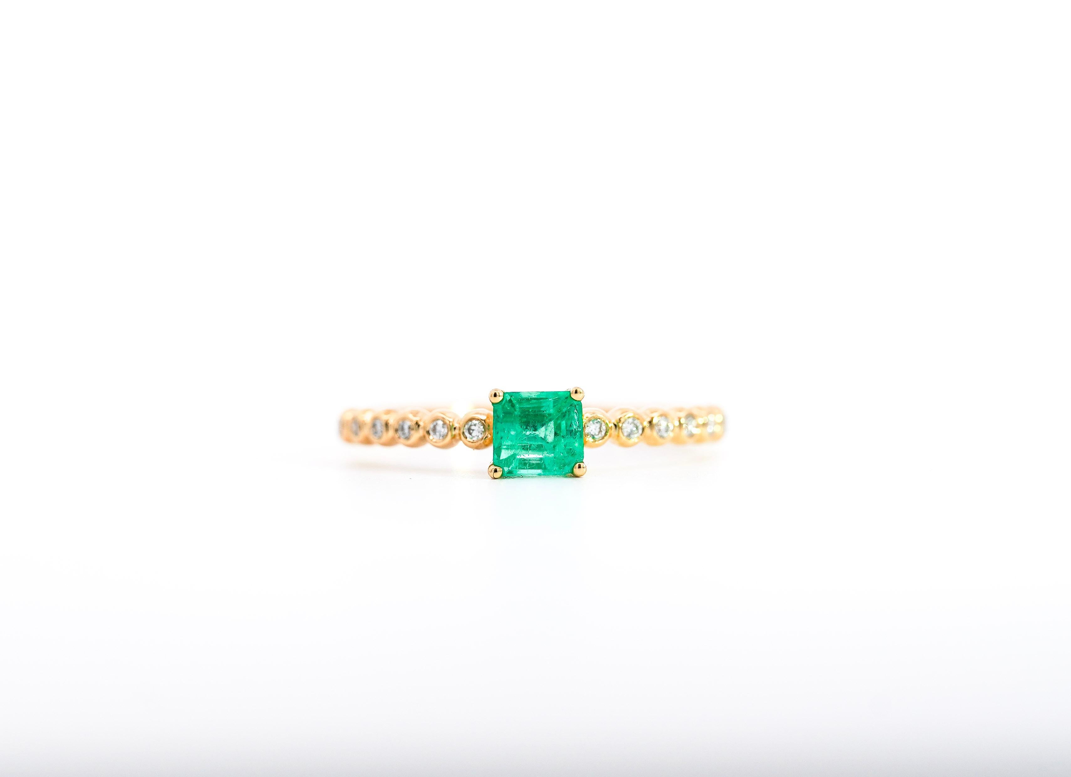 18K Yellow Gold Natural Emerald & Diamond Ribbed Stacking Thin Band Ring For Sale