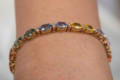 Bracelet tennis en or jaune 18 carats avec plusieurs saphirs naturels et diamants