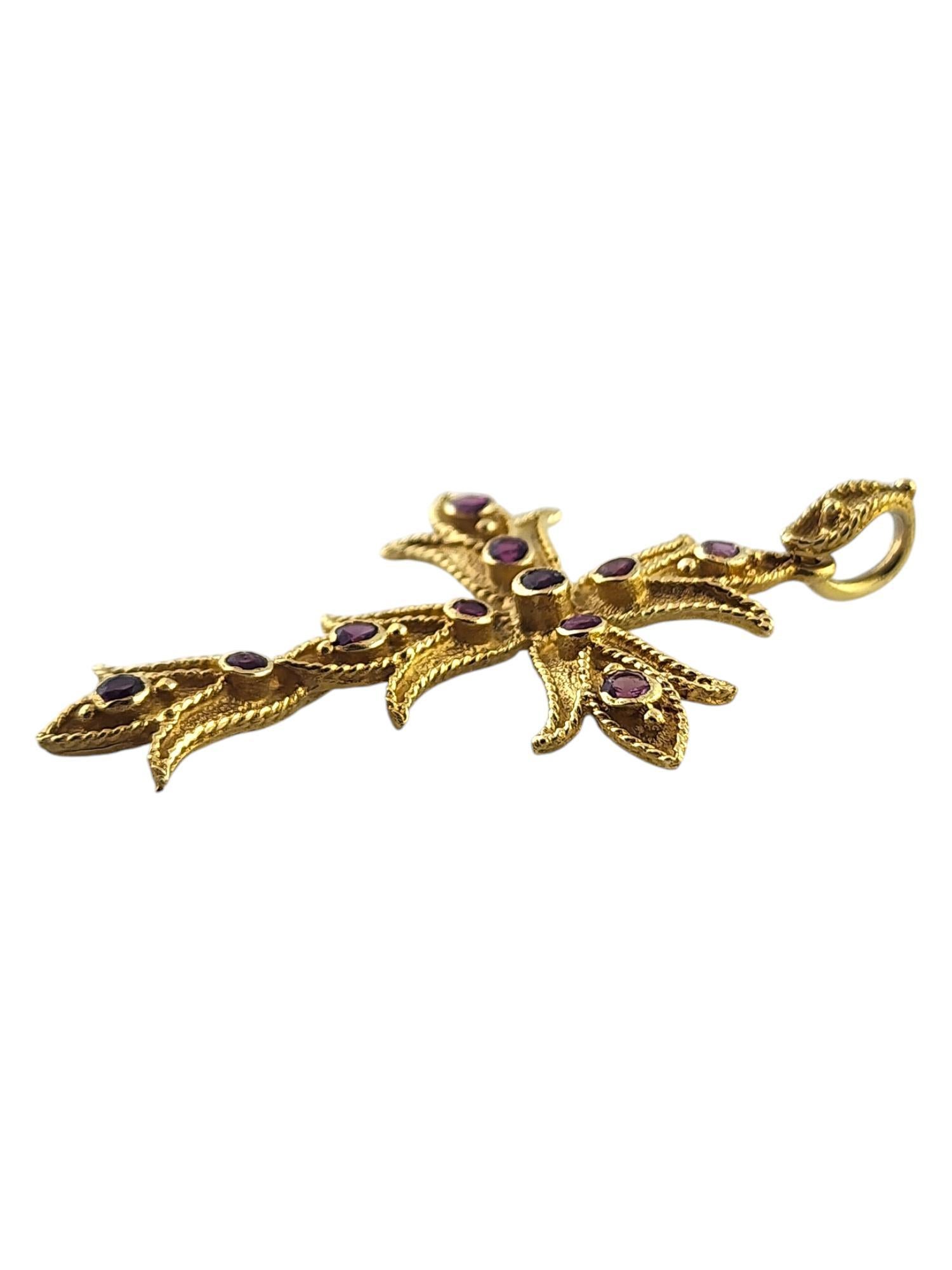 Pendentif croix fleur de lotus en or jaune 18K saphir naturel rose et violet

Ce magnifique pendentif en or jaune 18 carats est orné d'une fleur de lotus en croix et de 11 saphirs roses et violets naturels de taille ronde !

Taille : 47.1mm X