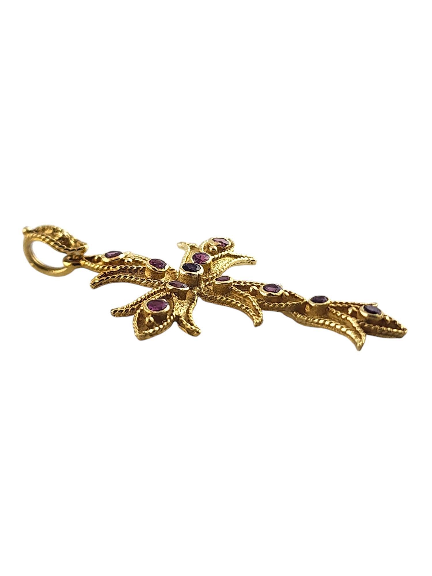 Contemporain Pendentif croix de lotus en or jaune 18 carats, saphirs roses et violets naturels #19037 en vente