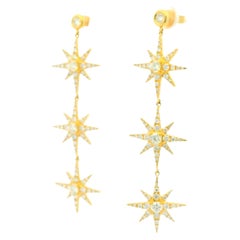 Boucles d'oreilles pendantes en or jaune 18k avec diamants ronds, brillants et pavés.