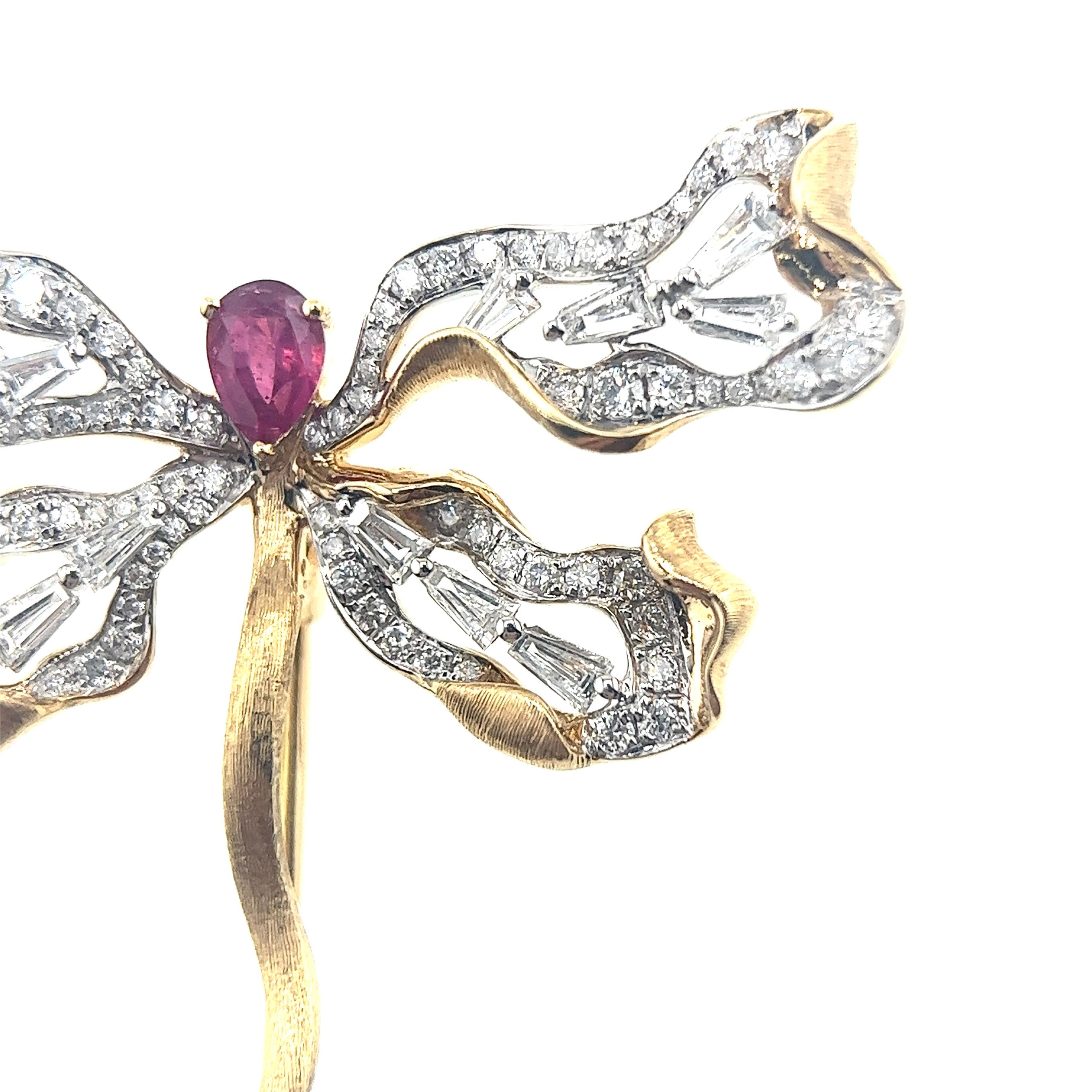 Pendentif libellule en or jaune 18K avec rubis naturel et diamant

2 Rubis - 0,434 CT
112 Diamants - 0,961 CT
Or 18K - 5.91 GM

