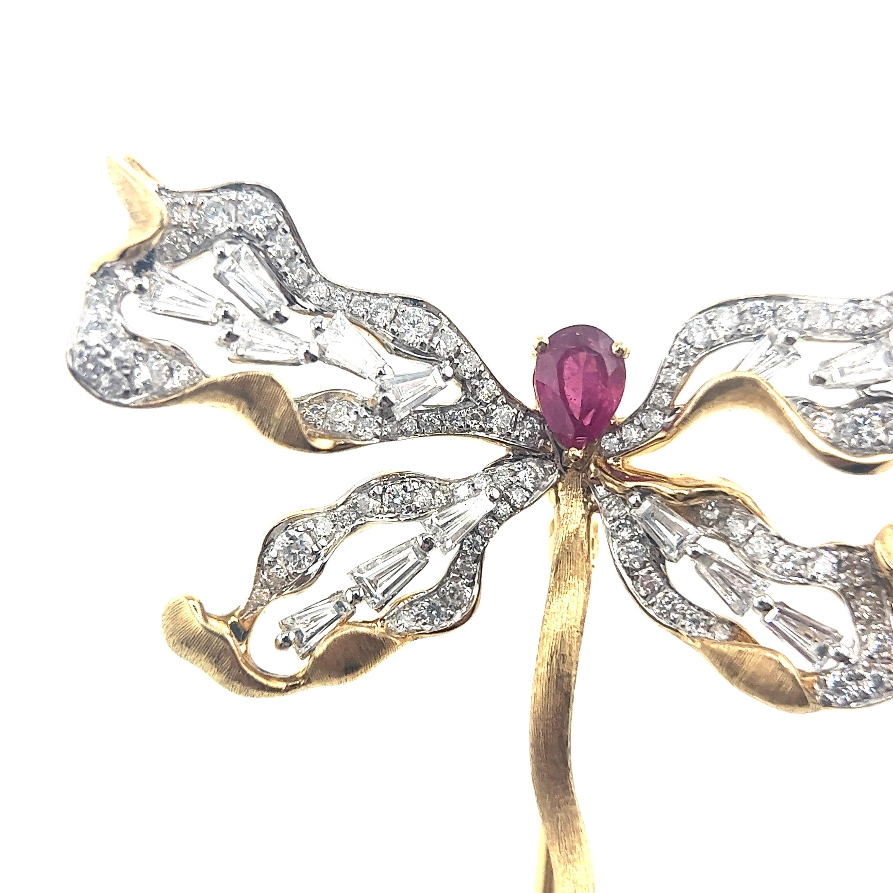 Moderne Pendentif libellule en or jaune 18K avec rubis naturel et diamant en vente