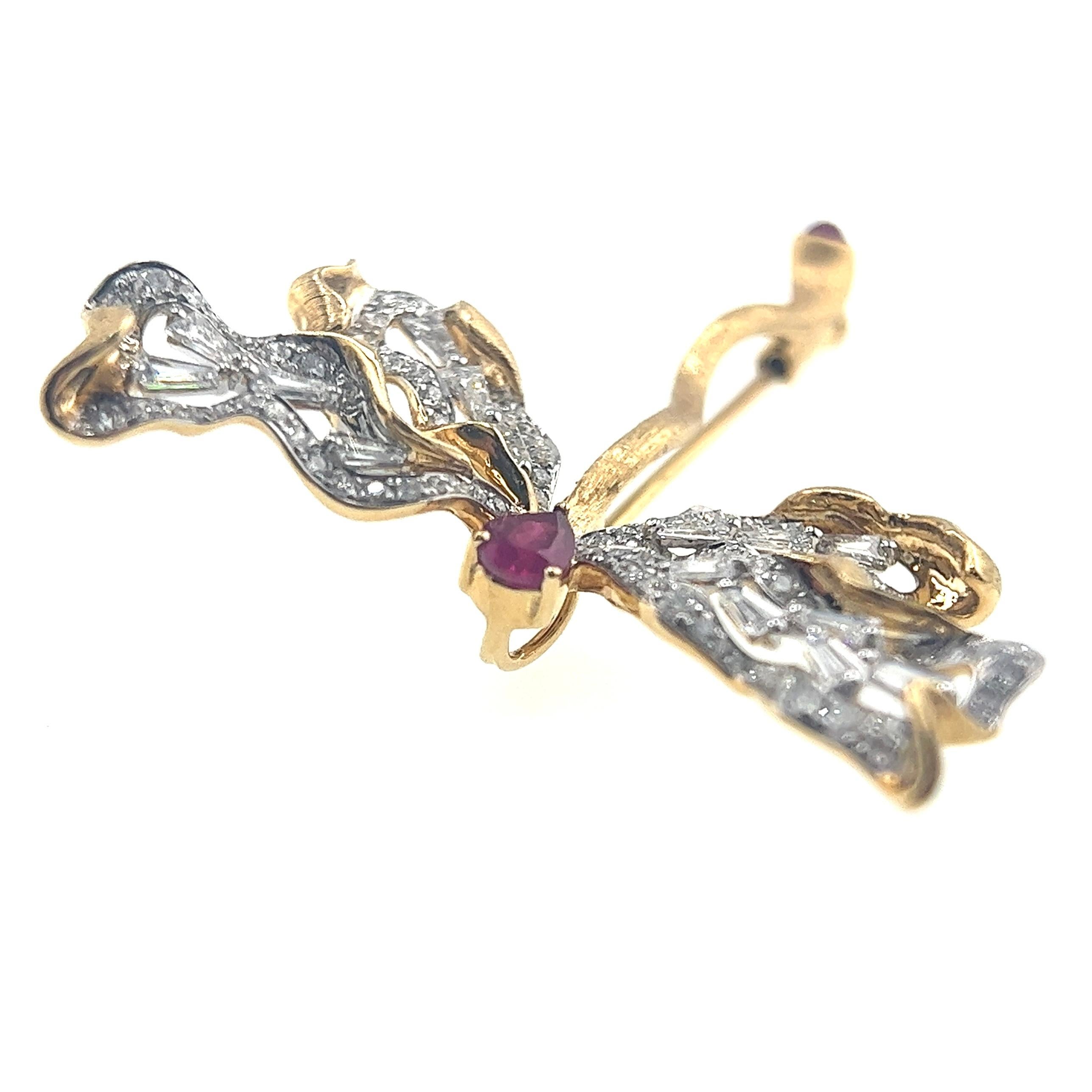 Taille coussin Pendentif libellule en or jaune 18K avec rubis naturel et diamant en vente